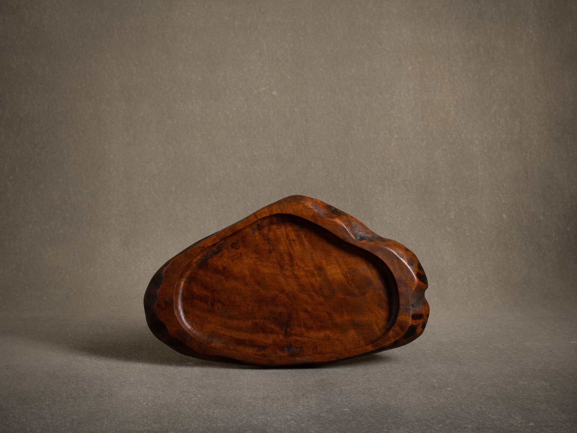 Ancien plateau mingei monoxyle senchabon en bois de zelkova, Japon (vers 1920)..Mingei Senchabon free form monoxyle tray in keyaki zelkova wood, Japan, Japan (circa 1920)
