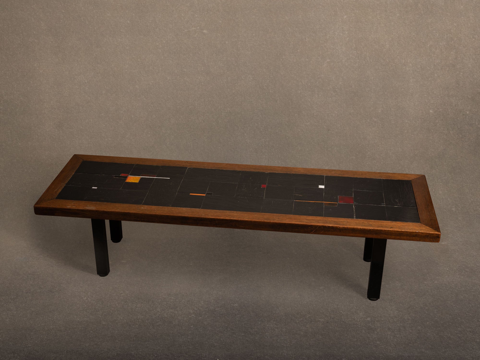 Exceptionnelle table basse en ardoise et céramique de Pierre Lèbe, France (Vers 1965-68)..Exceptional slate and ceramic coffee table by Pierre Lèbe, France (Circa 1965-68)