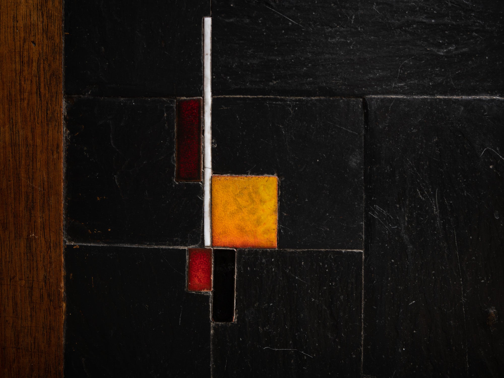 Exceptionnelle table basse en ardoise et céramique de Pierre Lèbe, France (Vers 1965-68)..Exceptional slate and ceramic coffee table by Pierre Lèbe, France (Circa 1965-68)