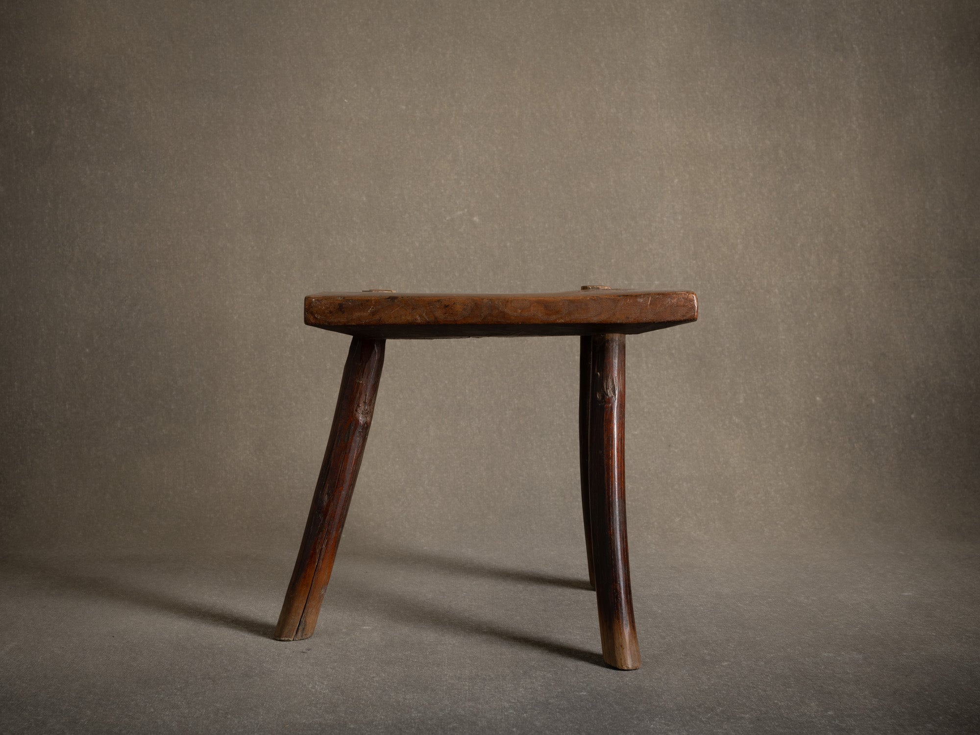 Tabouret de traite, art paysan, Suède (XIXe siècle)..Milking stool, peasant art, Sweden (19th century)
