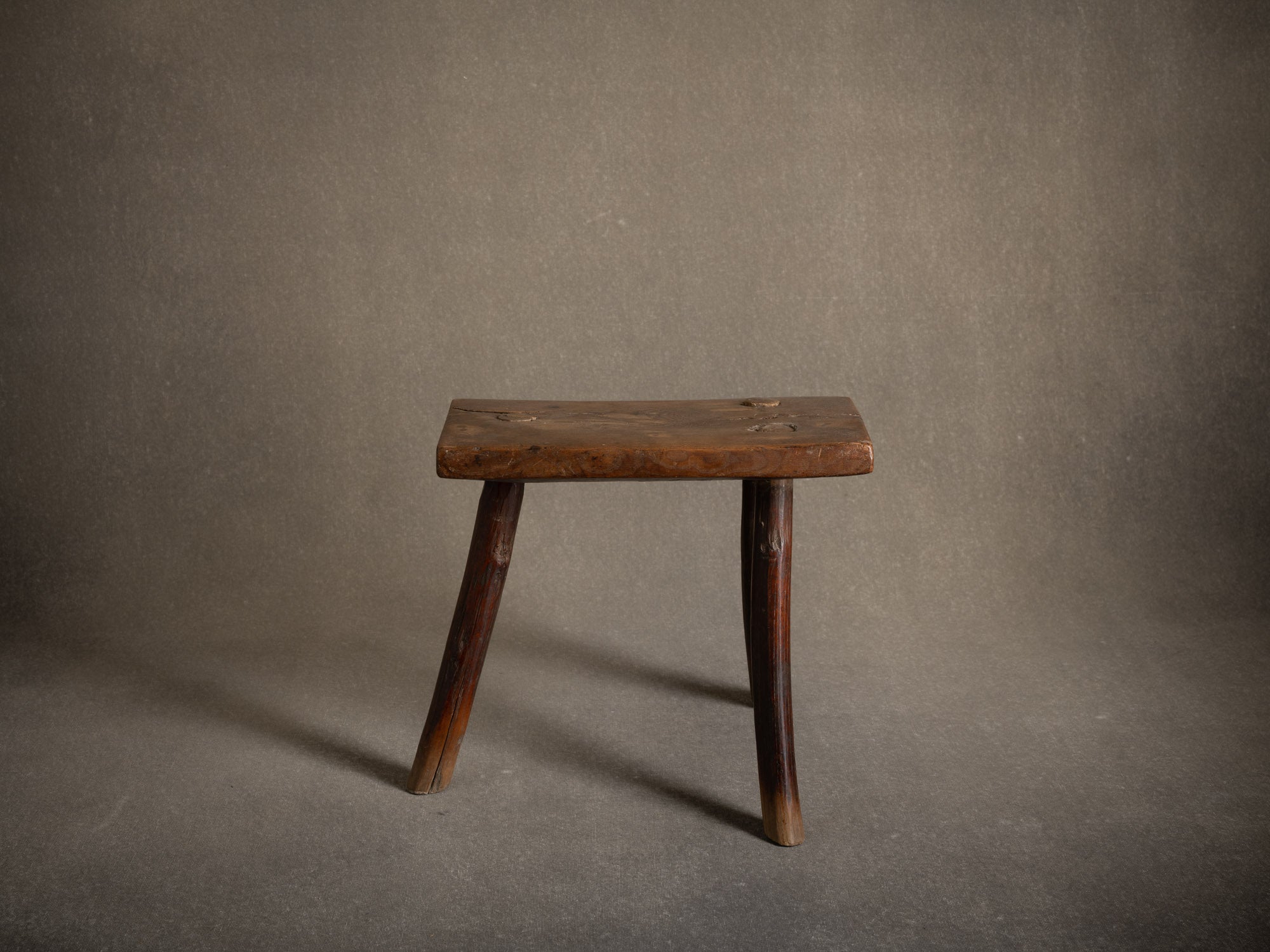 Tabouret de traite, art paysan, Suède (XIXe siècle)..Milking stool, peasant art, Sweden (19th century)