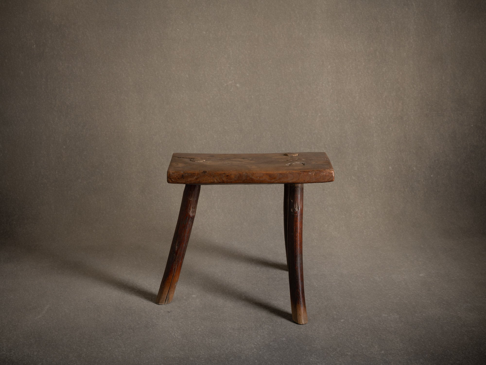 Tabouret de traite, art paysan, Suède (XIXe siècle)..Milking stool, peasant art, Sweden (19th century)