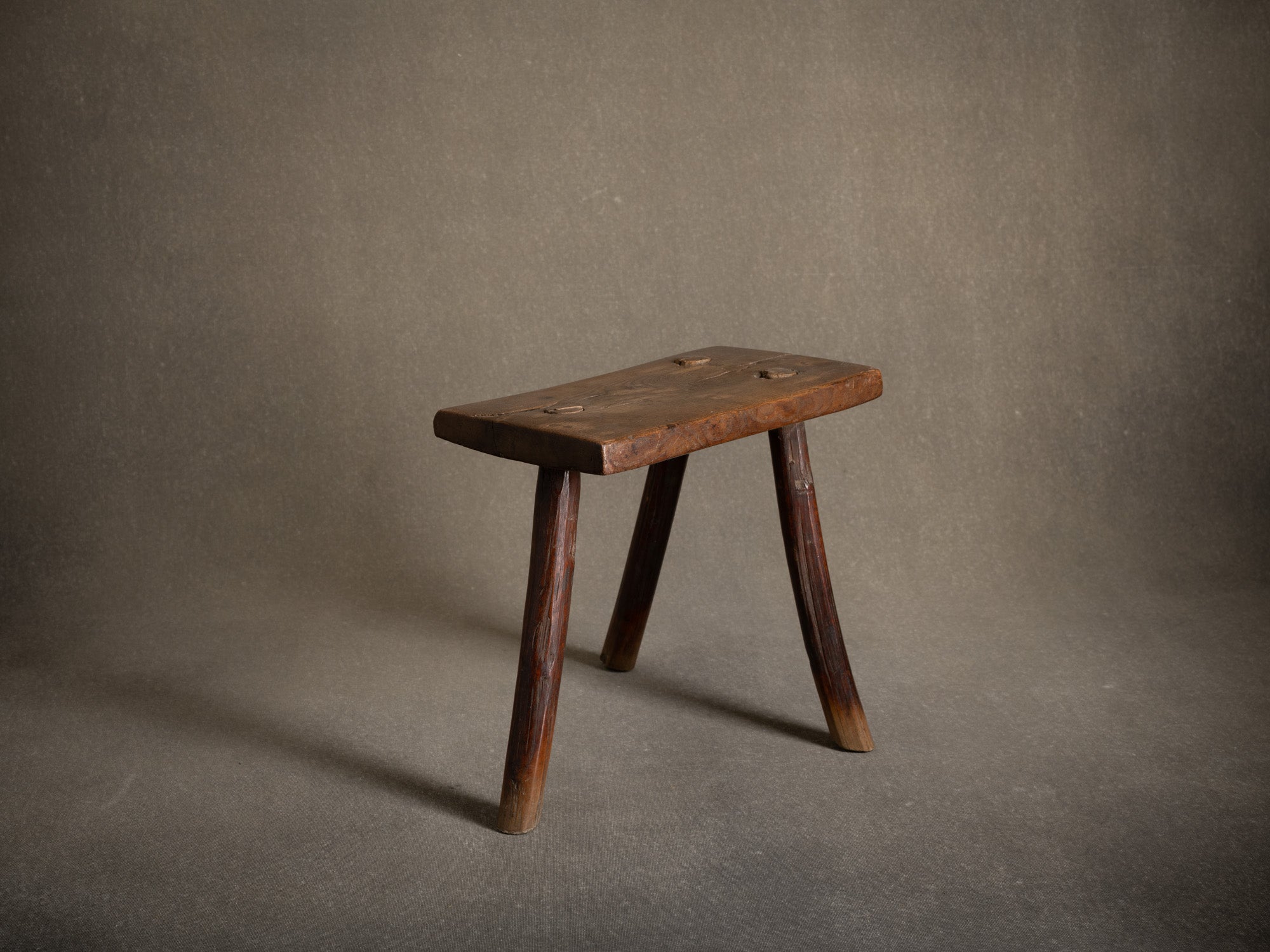 Tabouret de traite, art paysan, Suède (XIXe siècle)..Milking stool, peasant art, Sweden (19th century)
