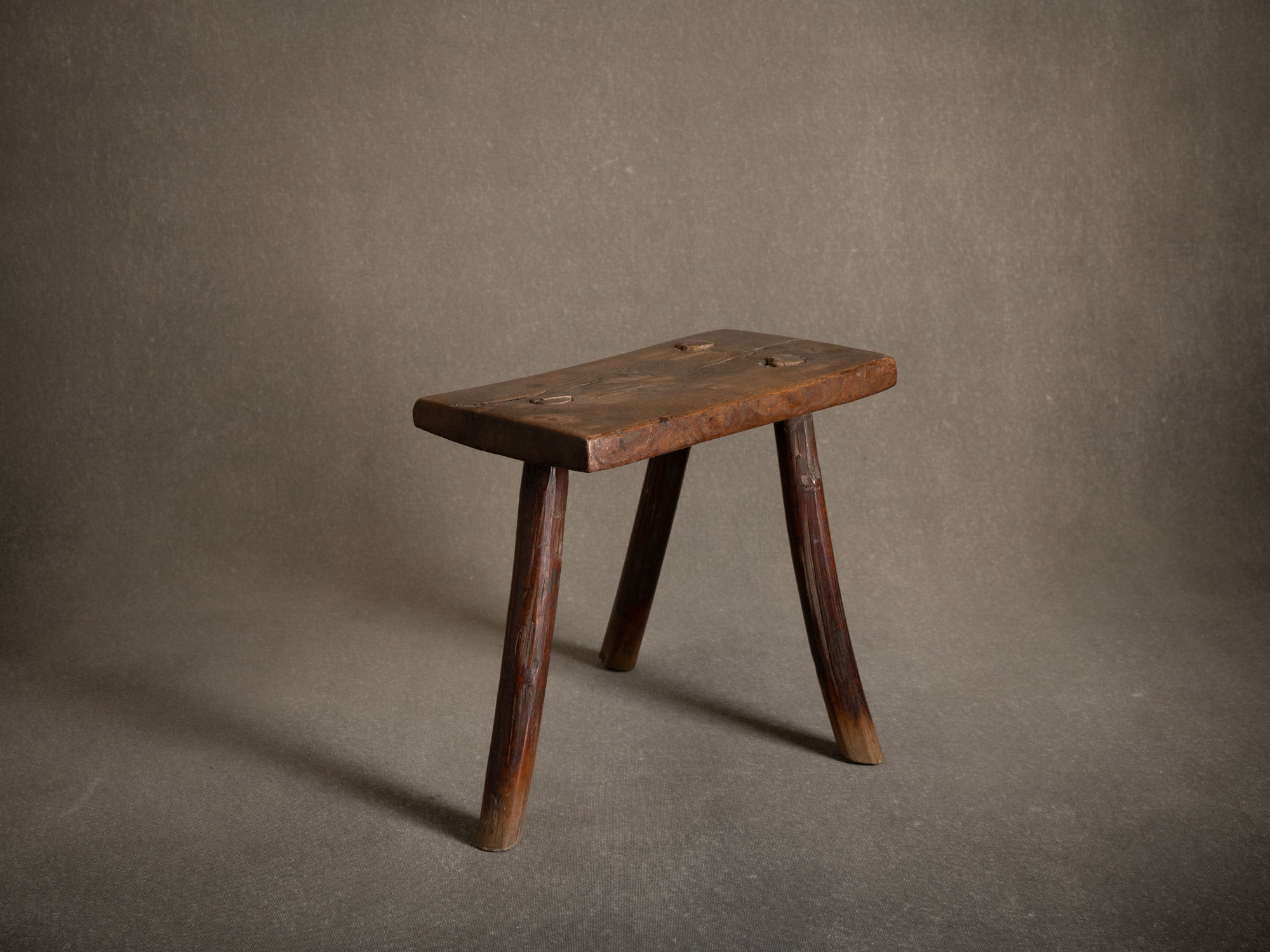 Tabouret de traite, art paysan, Suède (XIXe siècle)..Milking stool, peasant art, Sweden (19th century)