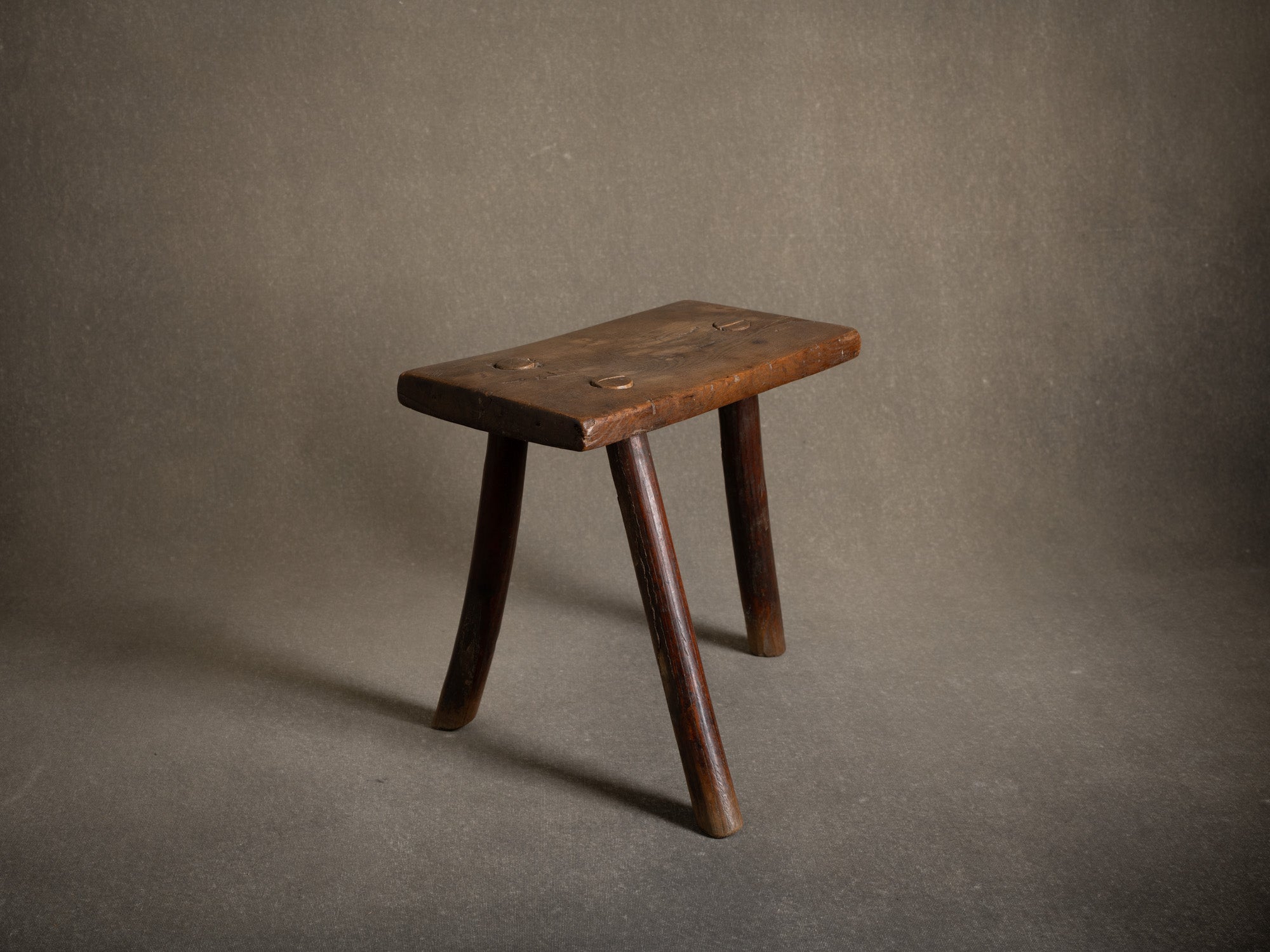 Tabouret de traite, art paysan, Suède (XIXe siècle)..Milking stool, peasant art, Sweden (19th century)