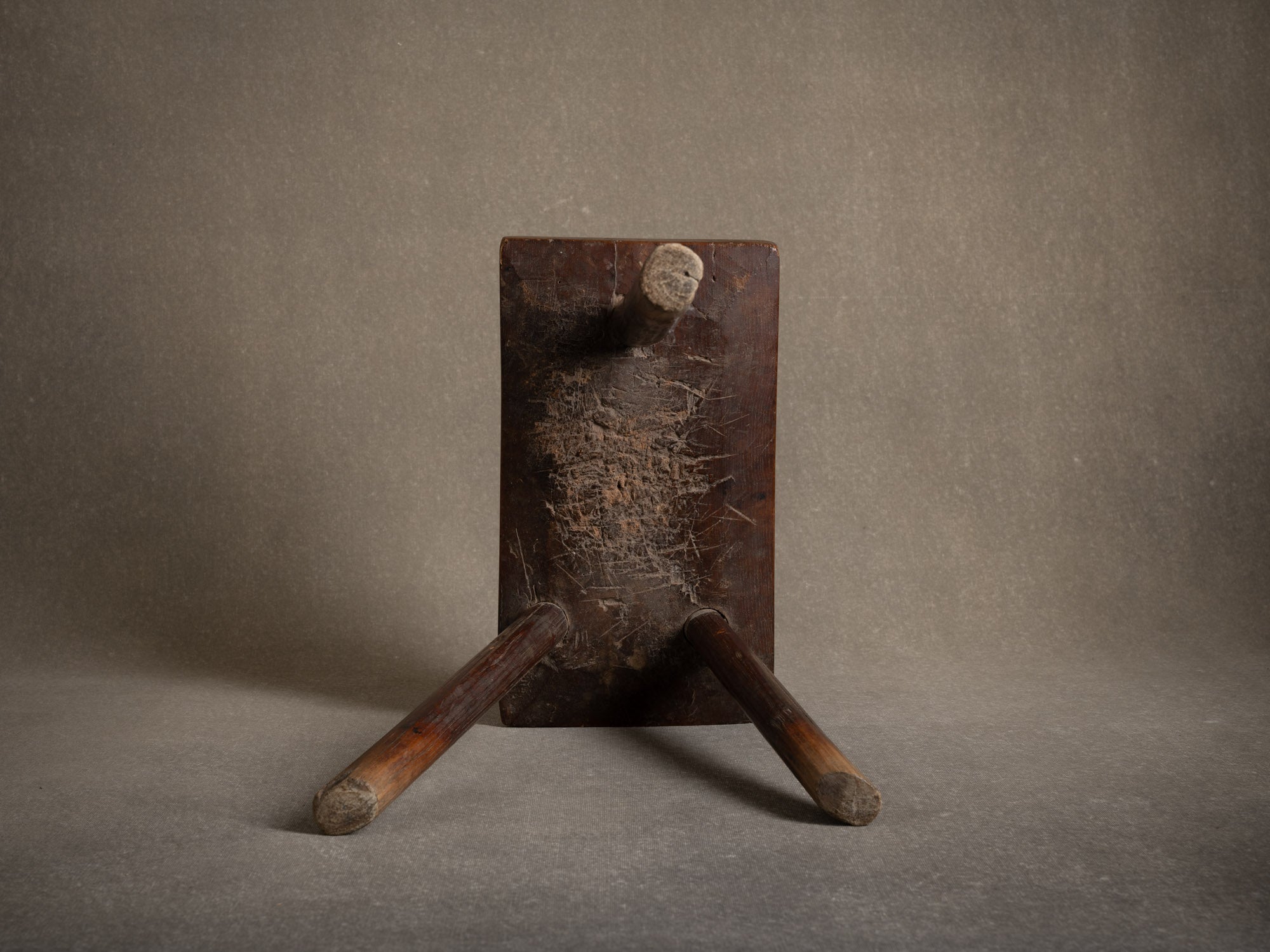 Tabouret de traite, art paysan, Suède (XIXe siècle)..Milking stool, peasant art, Sweden (19th century)