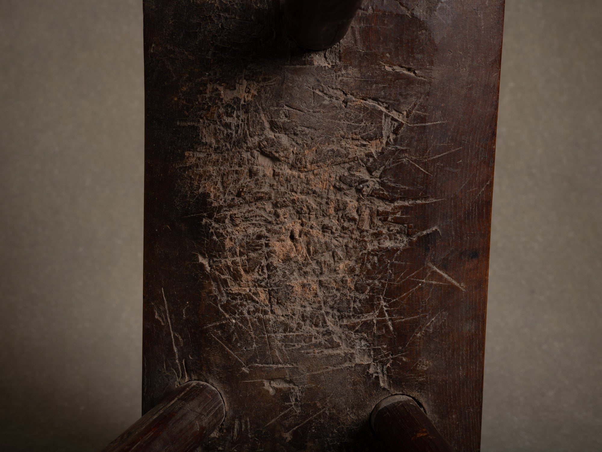 Tabouret de traite, art paysan, Suède (XIXe siècle)..Milking stool, peasant art, Sweden (19th century)