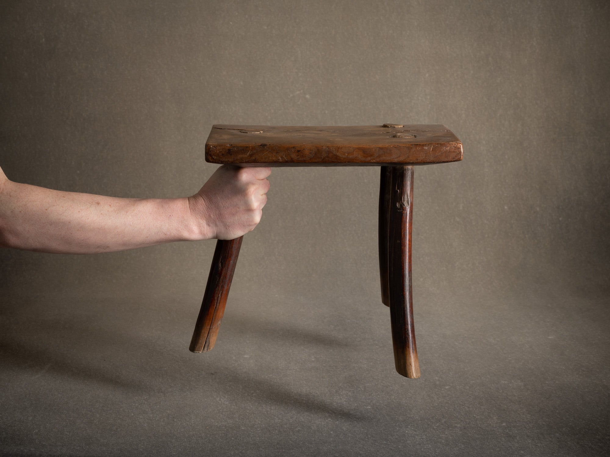 Tabouret de traite, art paysan, Suède (XIXe siècle)..Milking stool, peasant art, Sweden (19th century)