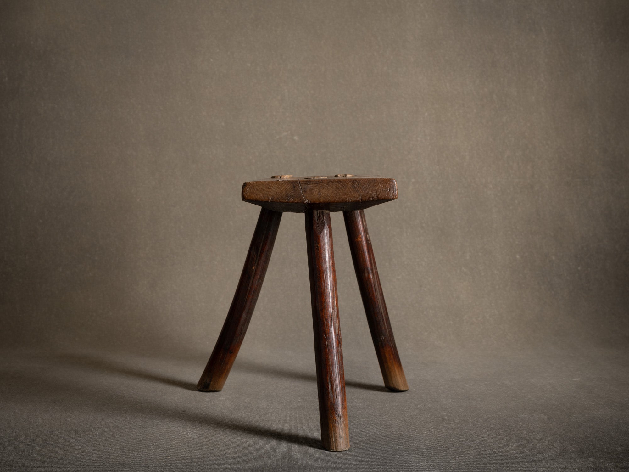 Tabouret de traite, art paysan, Suède (XIXe siècle)..Milking stool, peasant art, Sweden (19th century)