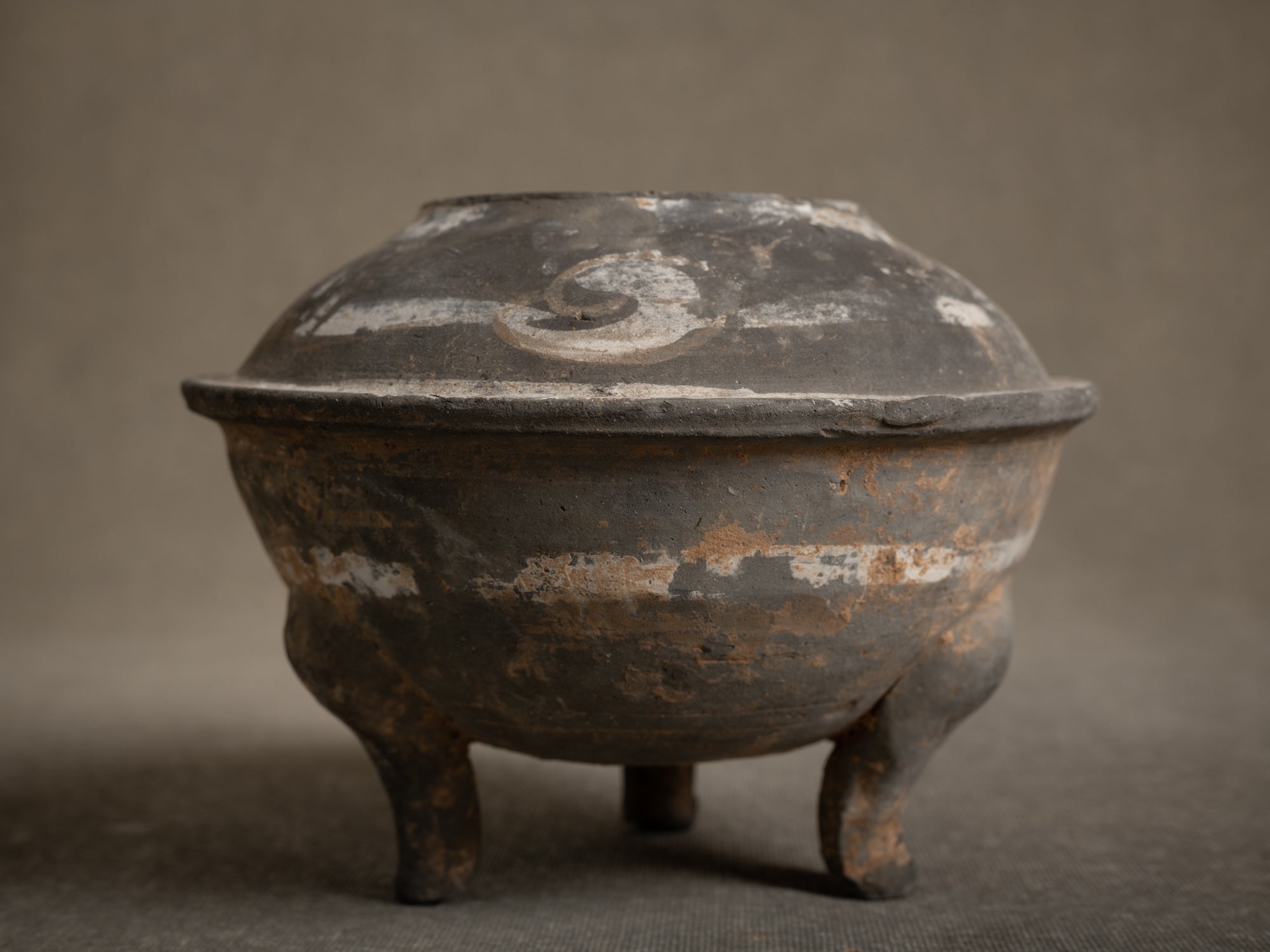 Vase / brûle-parfum Ding 鼎 en terre cuite, Chine (Dynastie Han, -206 av-JC. à 220 ap-JC.)..Terracotta Ding 鼎 vase / incense burner, China (Han Dynasty, -206 BC to 220 AD)