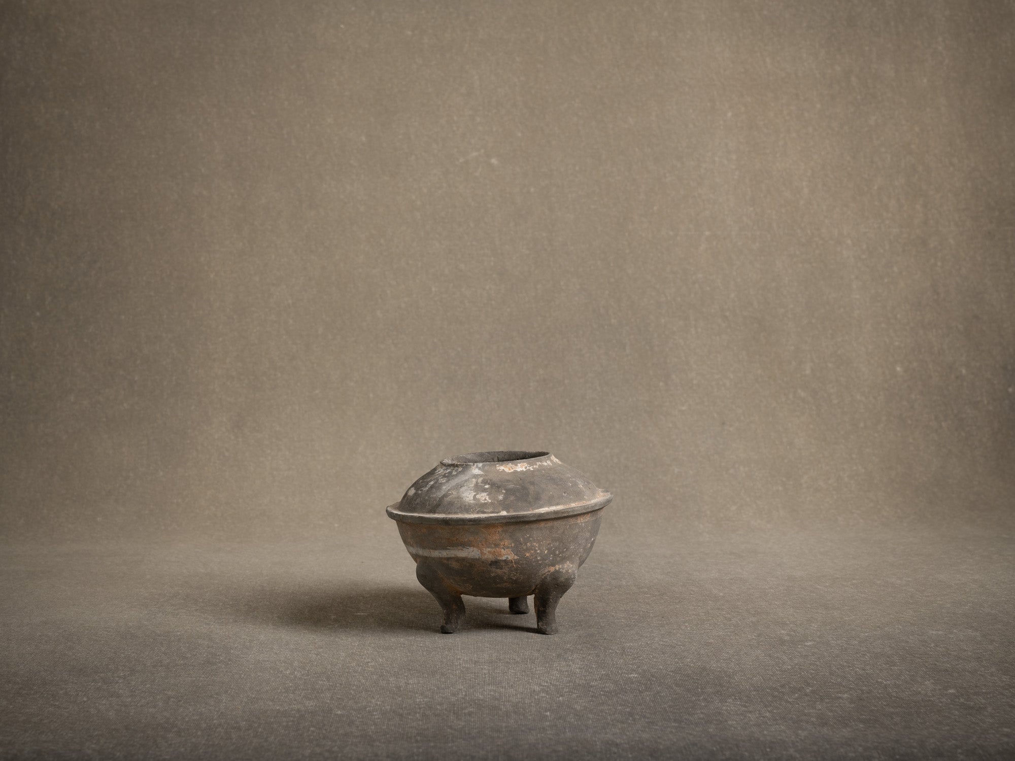 Vase / brûle-parfum Ding 鼎 en terre cuite, Chine (Dynastie Han, -206 av-JC. à 220 ap-JC.)..Terracotta Ding 鼎 vase / incense burner, China (Han Dynasty, -206 BC to 220 AD)