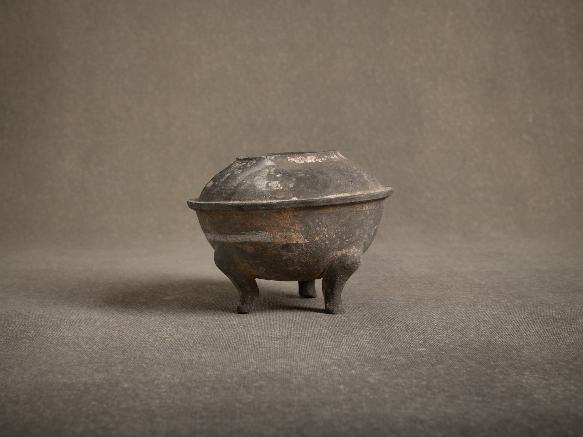 Vase / brûle-parfum Ding 鼎 en terre cuite, Chine (Dynastie Han, -206 av-JC. à 220 ap-JC.)..Terracotta Ding 鼎 vase / incense burner, China (Han Dynasty, -206 BC to 220 AD)