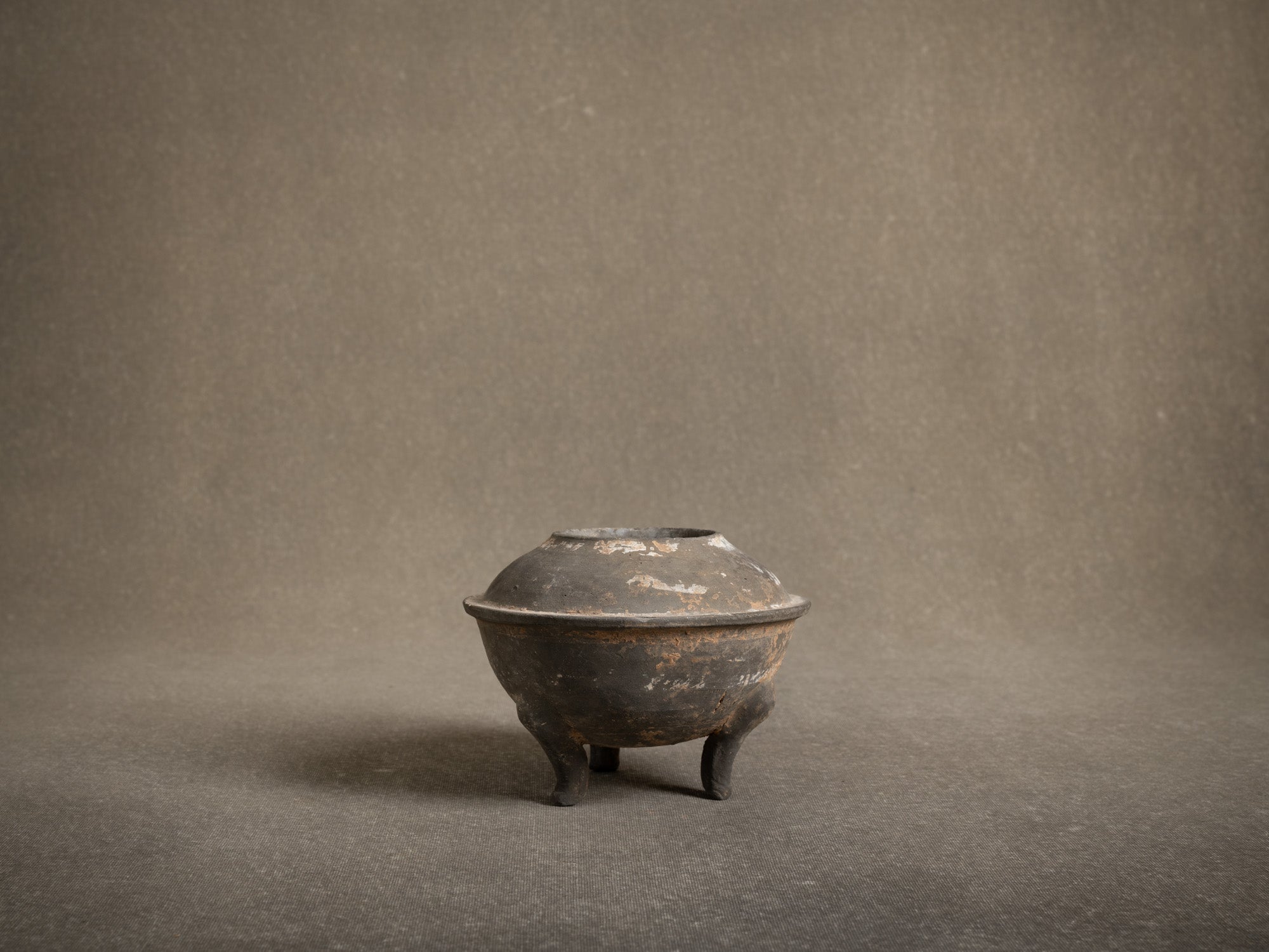 Vase / brûle-parfum Ding 鼎 en terre cuite, Chine (Dynastie Han, -206 av-JC. à 220 ap-JC.)..Terracotta Ding 鼎 vase / incense burner, China (Han Dynasty, -206 BC to 220 AD)