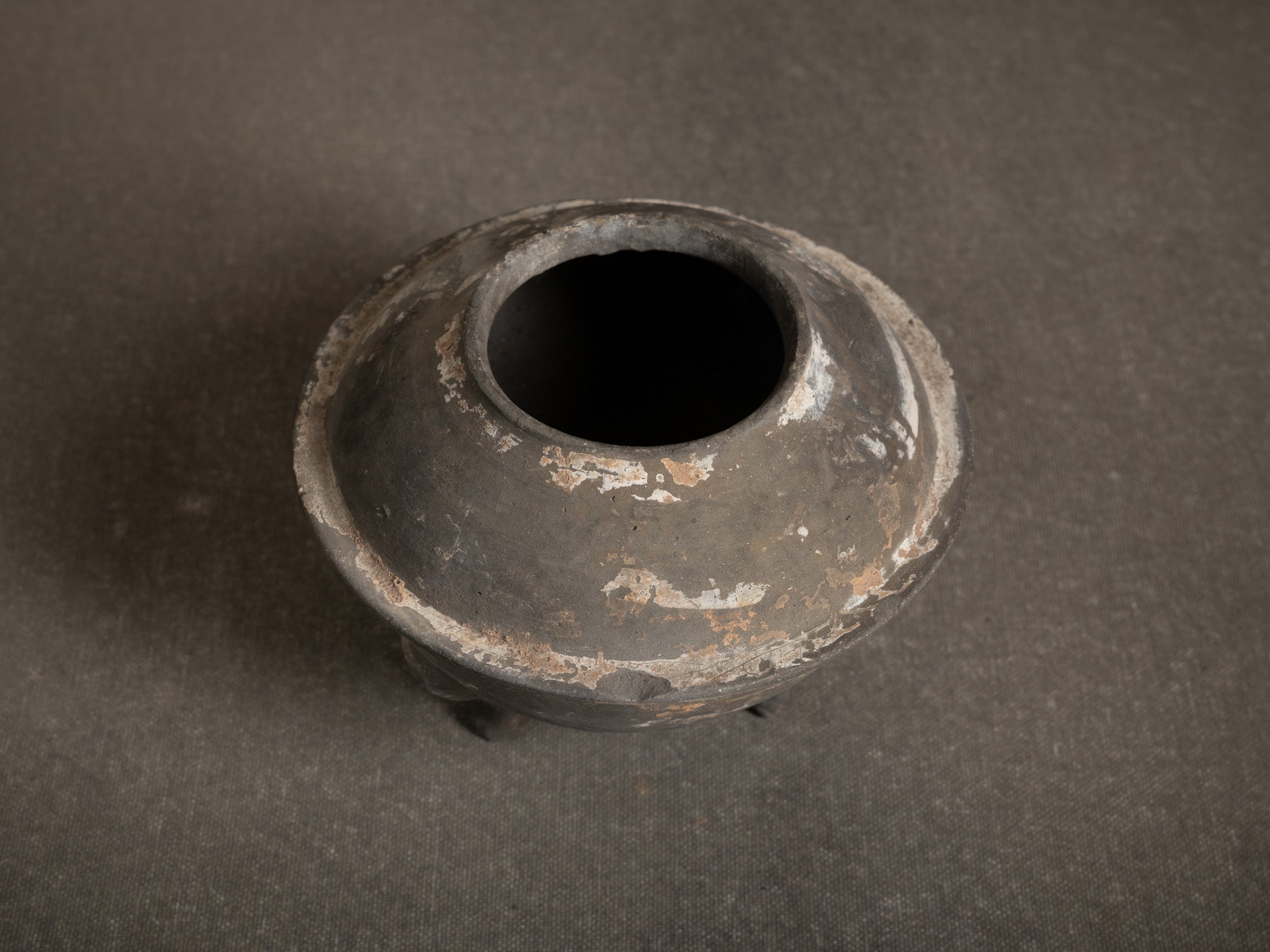 Vase / brûle-parfum Ding 鼎 en terre cuite, Chine (Dynastie Han, -206 av-JC. à 220 ap-JC.)..Terracotta Ding 鼎 vase / incense burner, China (Han Dynasty, -206 BC to 220 AD)