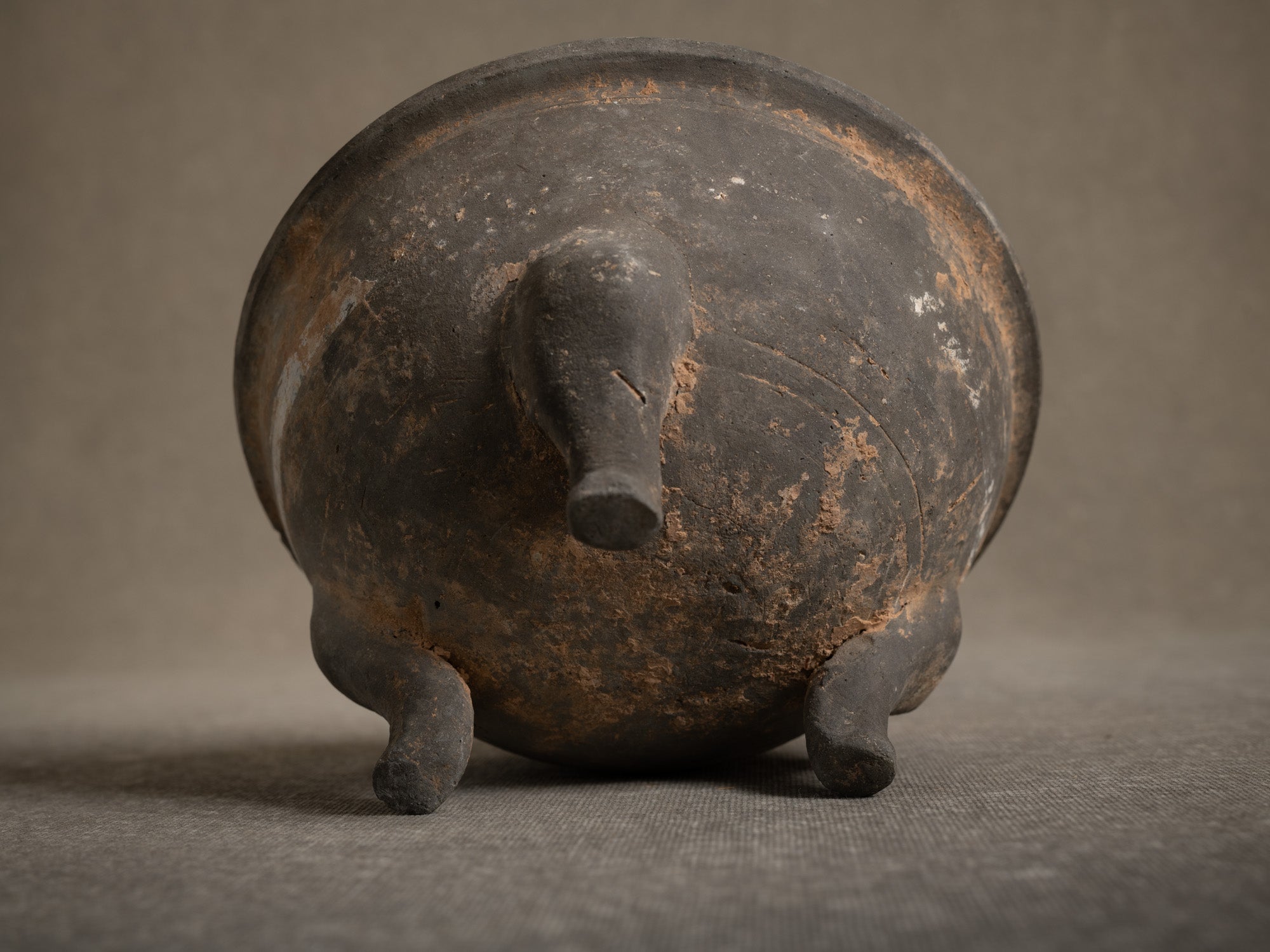 Vase / brûle-parfum Ding 鼎 en terre cuite, Chine (Dynastie Han, -206 av-JC. à 220 ap-JC.)..Terracotta Ding 鼎 vase / incense burner, China (Han Dynasty, -206 BC to 220 AD)