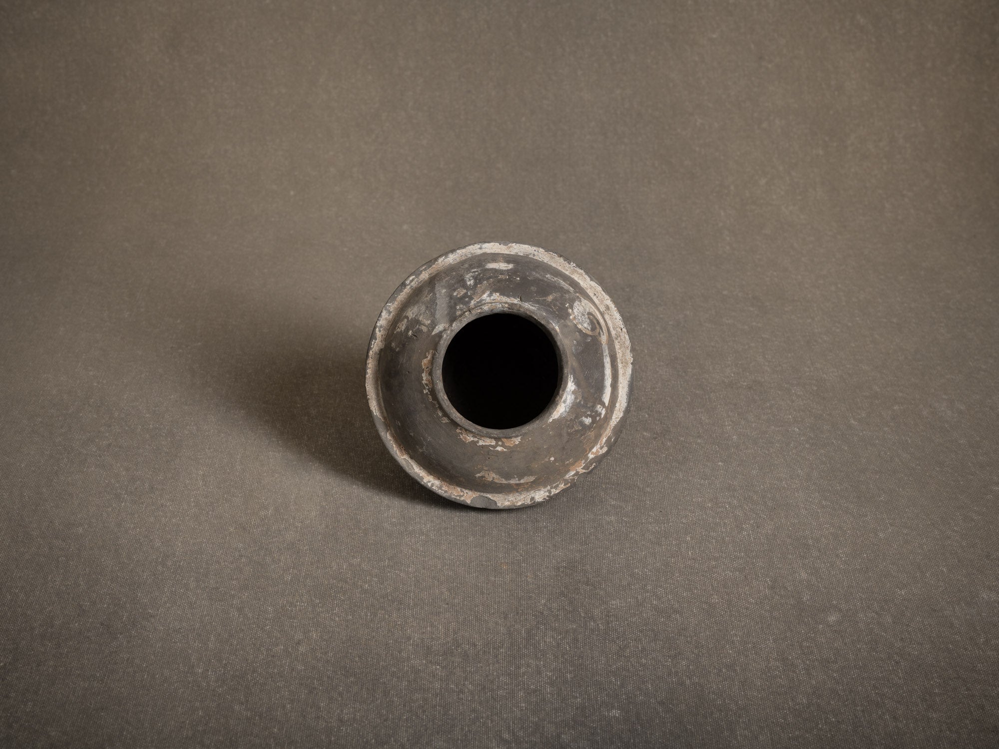 Vase / brûle-parfum Ding 鼎 en terre cuite, Chine (Dynastie Han, -206 av-JC. à 220 ap-JC.)..Terracotta Ding 鼎 vase / incense burner, China (Han Dynasty, -206 BC to 220 AD)