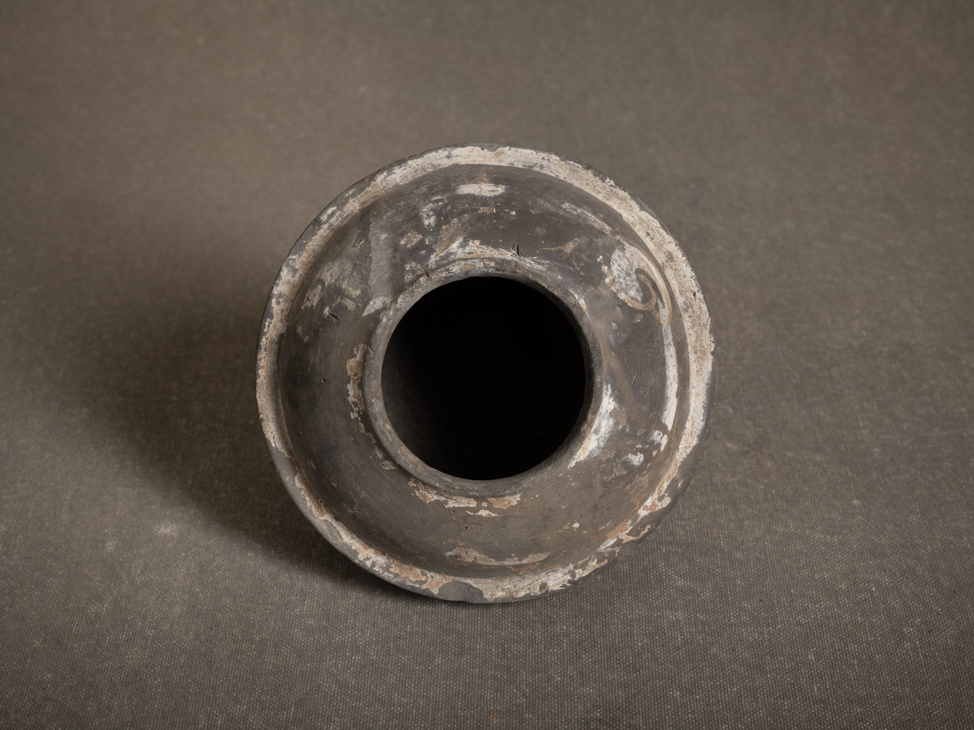 Vase / brûle-parfum Ding 鼎 en terre cuite, Chine (Dynastie Han, -206 av-JC. à 220 ap-JC.)..Terracotta Ding 鼎 vase / incense burner, China (Han Dynasty, -206 BC to 220 AD)