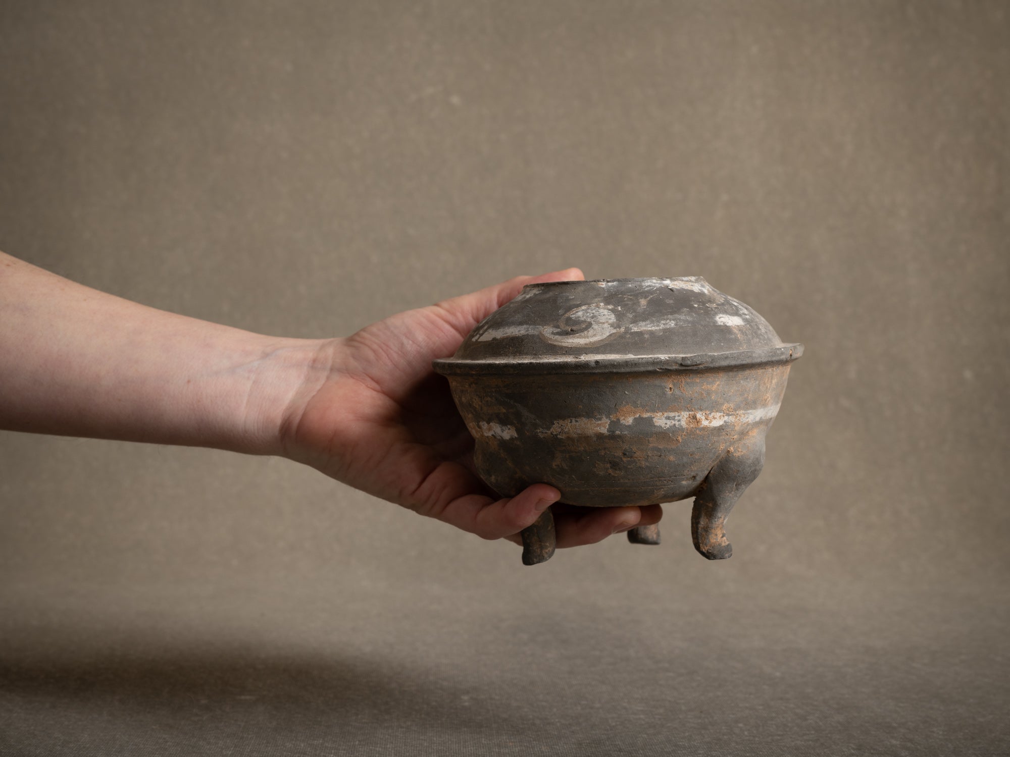 Vase / brûle-parfum Ding 鼎 en terre cuite, Chine (Dynastie Han, -206 av-JC. à 220 ap-JC.)..Terracotta Ding 鼎 vase / incense burner, China (Han Dynasty, -206 BC to 220 AD)