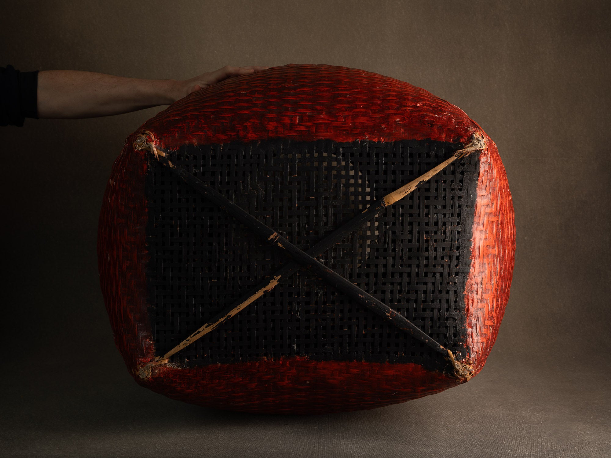 Monumental panier à poissons en bambou et papier laqué, Chine (début du XXe siècle)..Remarkable huge bamboo and lacquered paper fish basket, China (early 20th century)