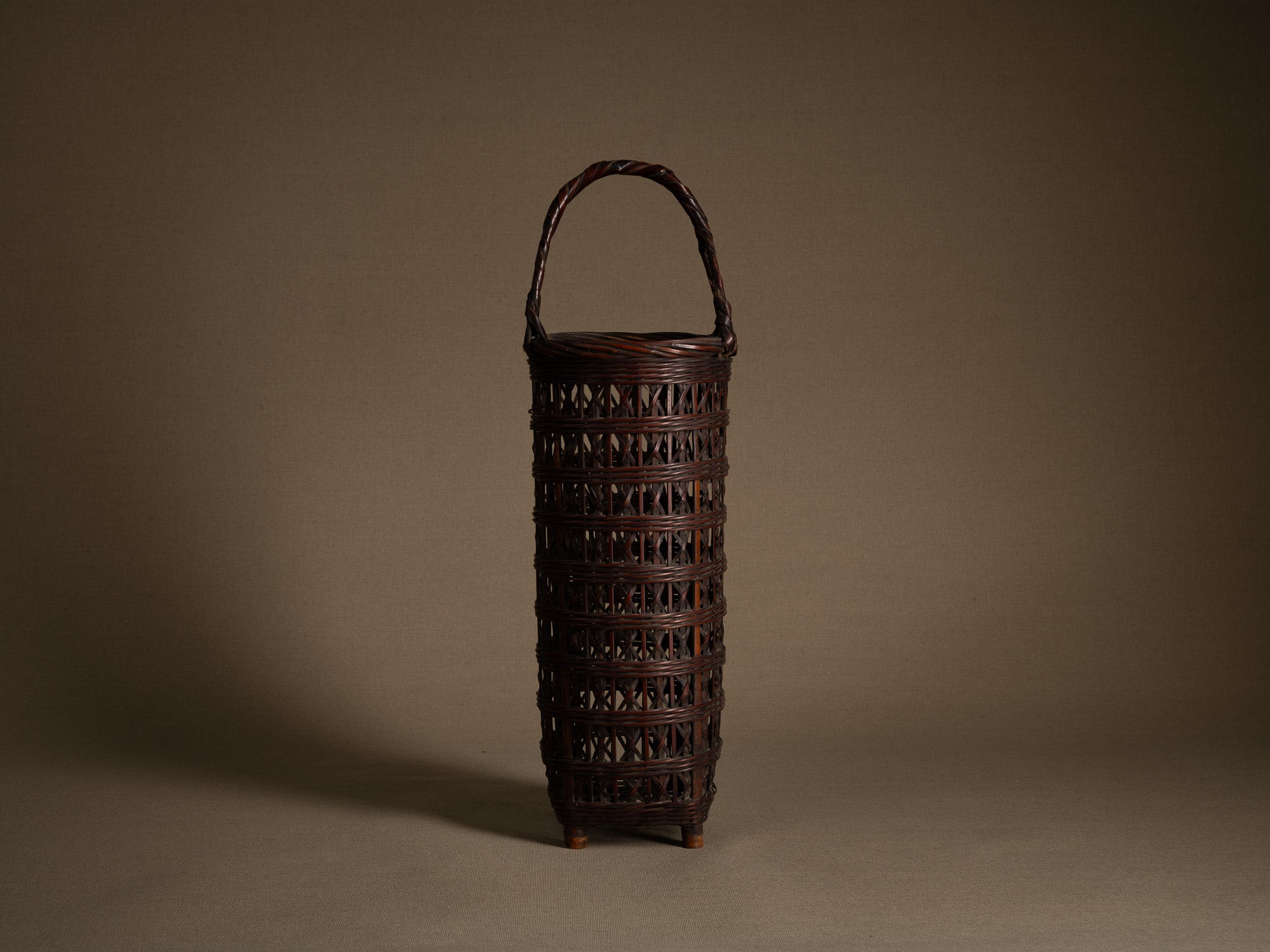 Hanakago, haut panier à anse pour l'ikebana, Japon (Ére Taishō / Début ère Shōwa)..Huge Hanakago Ikebana bamboo basket with wood handle, Japan (Taishō era / early Shōwa era)