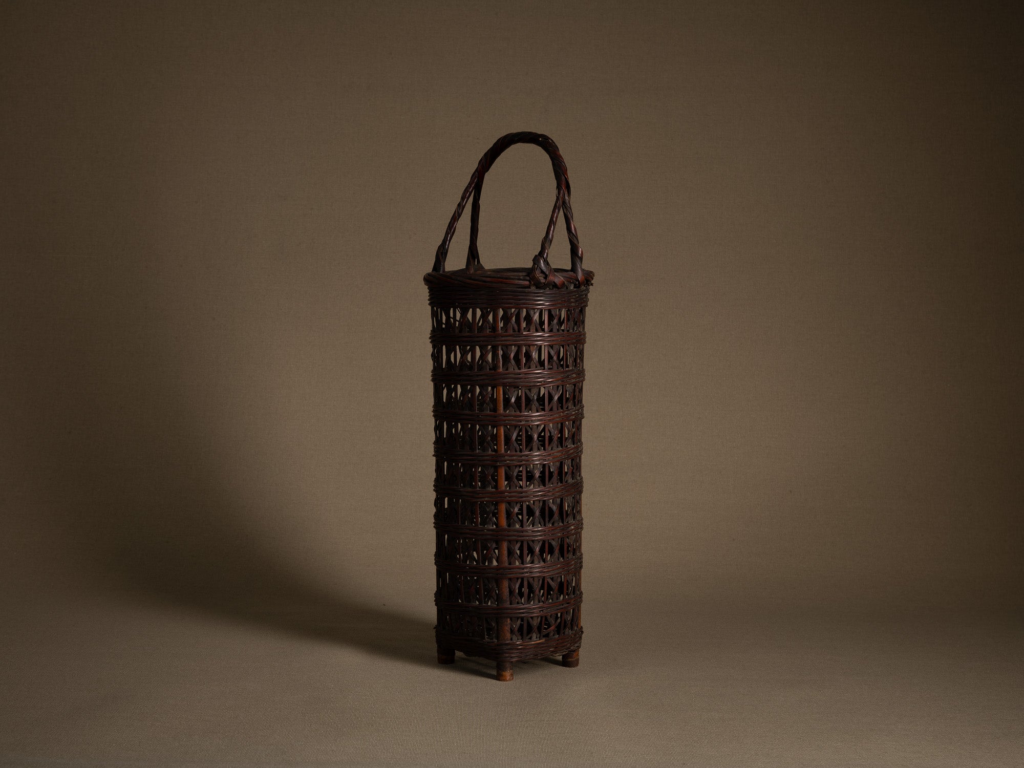 Hanakago, haut panier à anse pour l'ikebana, Japon (Ére Taishō / Début ère Shōwa)..Huge Hanakago Ikebana bamboo basket with wood handle, Japan (Taishō era / early Shōwa era)