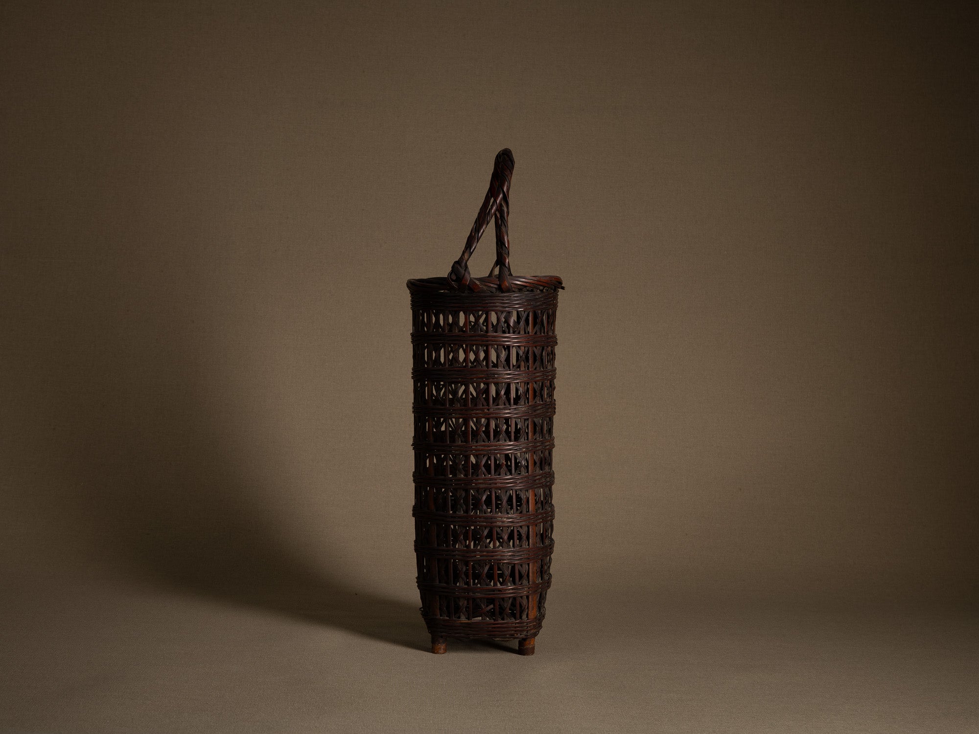 Hanakago, haut panier à anse pour l'ikebana, Japon (Ére Taishō / Début ère Shōwa)..Huge Hanakago Ikebana bamboo basket with wood handle, Japan (Taishō era / early Shōwa era)