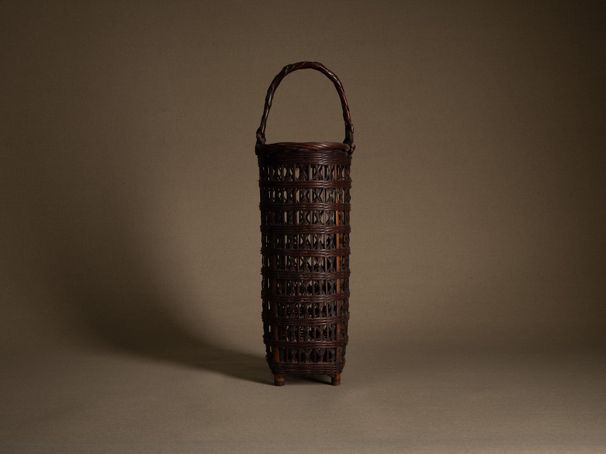 Hanakago, haut panier à anse pour l'ikebana, Japon (Ére Taishō / Début ère Shōwa)..Huge Hanakago Ikebana bamboo basket with wood handle, Japan (Taishō era / early Shōwa era)