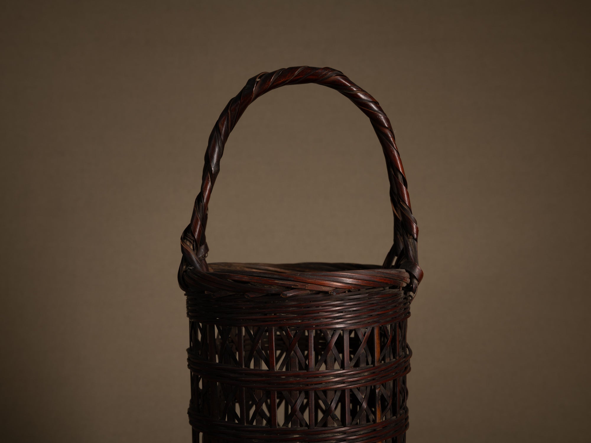 Hanakago, haut panier à anse pour l'ikebana, Japon (Ére Taishō / Début ère Shōwa)..Huge Hanakago Ikebana bamboo basket with wood handle, Japan (Taishō era / early Shōwa era)