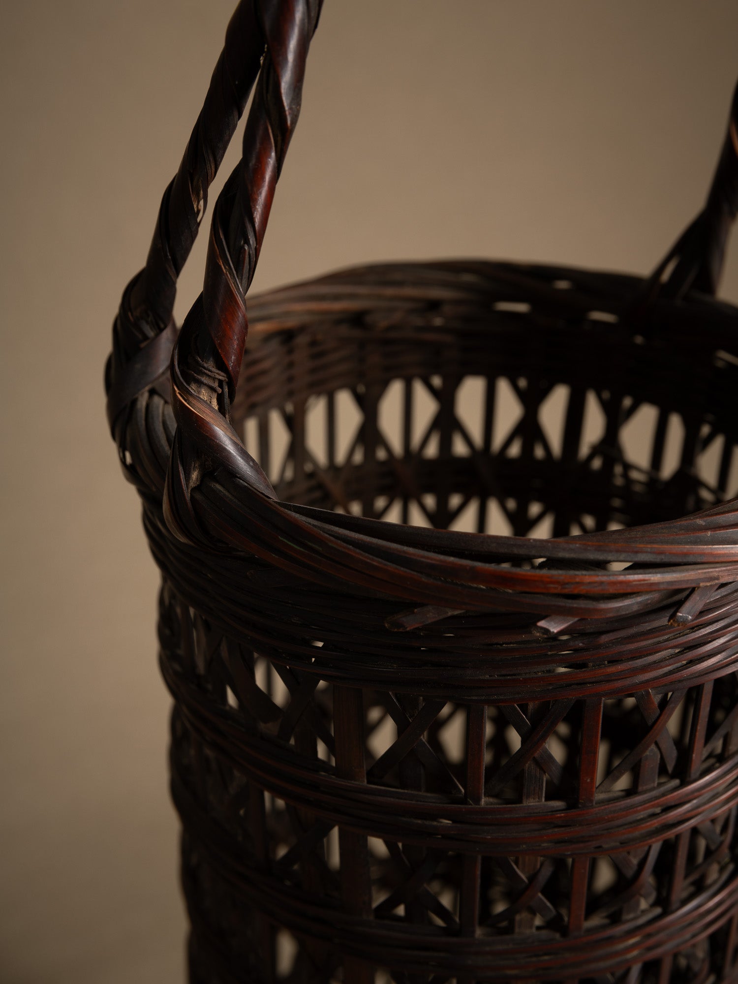 Hanakago, haut panier à anse pour l'ikebana, Japon (Ére Taishō / Début ère Shōwa)..Huge Hanakago Ikebana bamboo basket with wood handle, Japan (Taishō era / early Shōwa era)