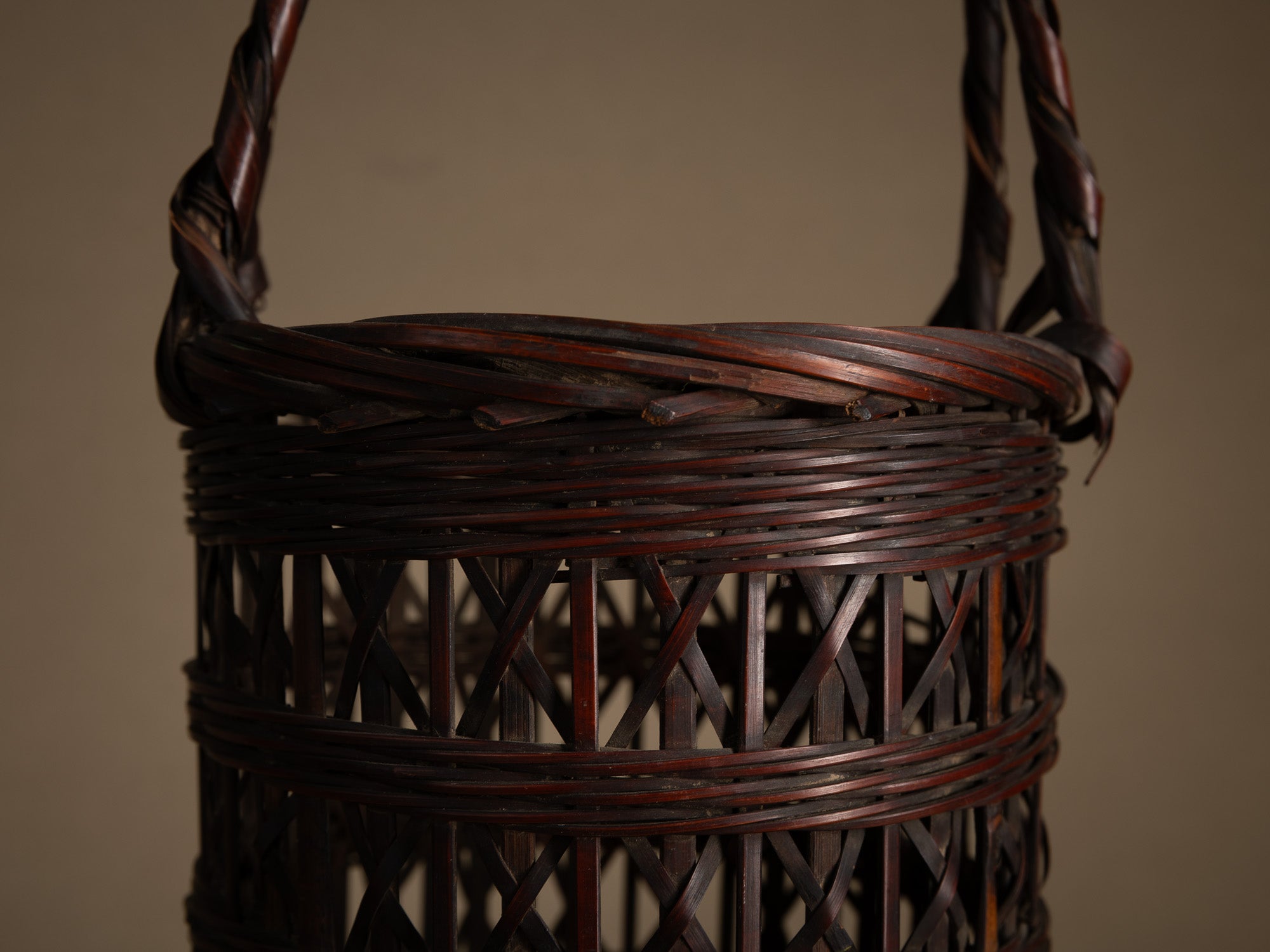 Hanakago, haut panier à anse pour l'ikebana, Japon (Ére Taishō / Début ère Shōwa)..Huge Hanakago Ikebana bamboo basket with wood handle, Japan (Taishō era / early Shōwa era)