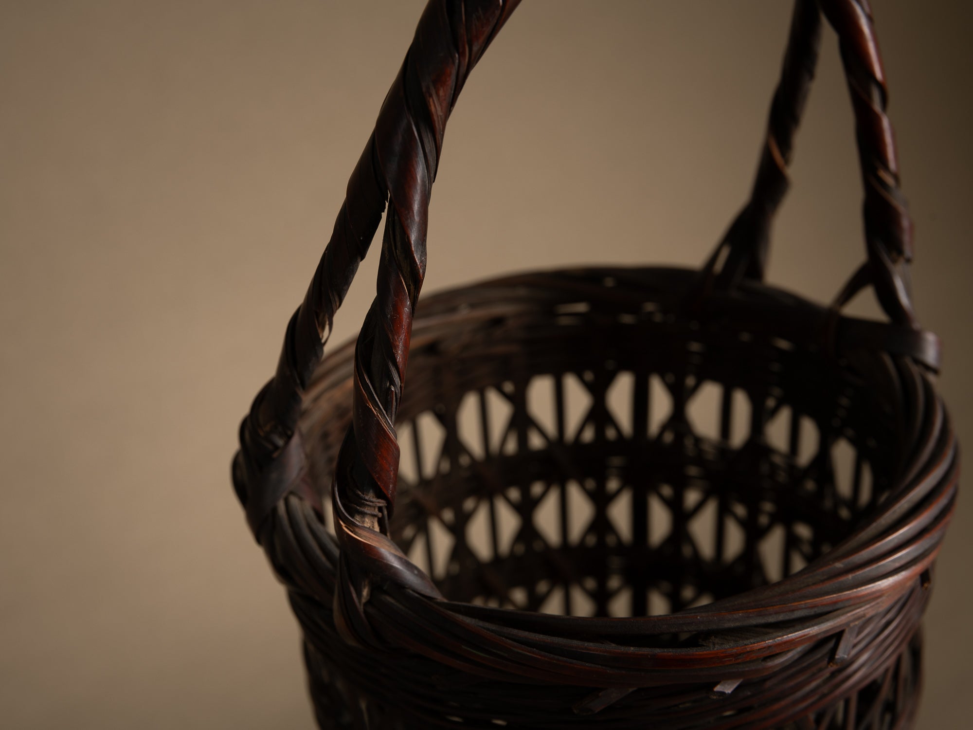 Hanakago, haut panier à anse pour l'ikebana, Japon (Ére Taishō / Début ère Shōwa)..Huge Hanakago Ikebana bamboo basket with wood handle, Japan (Taishō era / early Shōwa era)