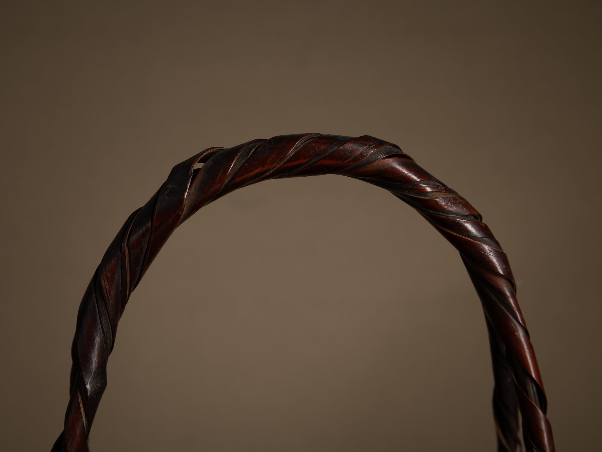 Hanakago, haut panier à anse pour l'ikebana, Japon (Ére Taishō / Début ère Shōwa)..Huge Hanakago Ikebana bamboo basket with wood handle, Japan (Taishō era / early Shōwa era)