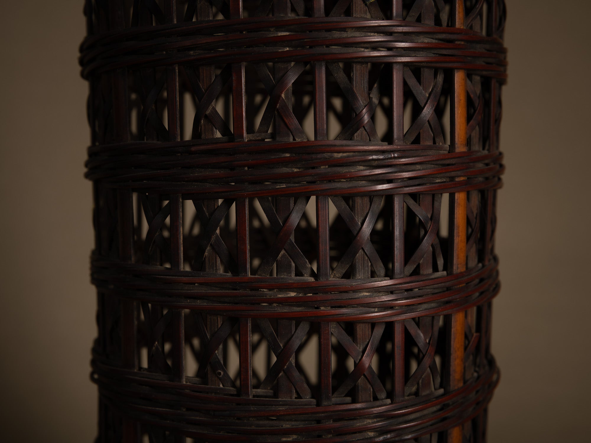 Hanakago, haut panier à anse pour l'ikebana, Japon (Ére Taishō / Début ère Shōwa)..Huge Hanakago Ikebana bamboo basket with wood handle, Japan (Taishō era / early Shōwa era)