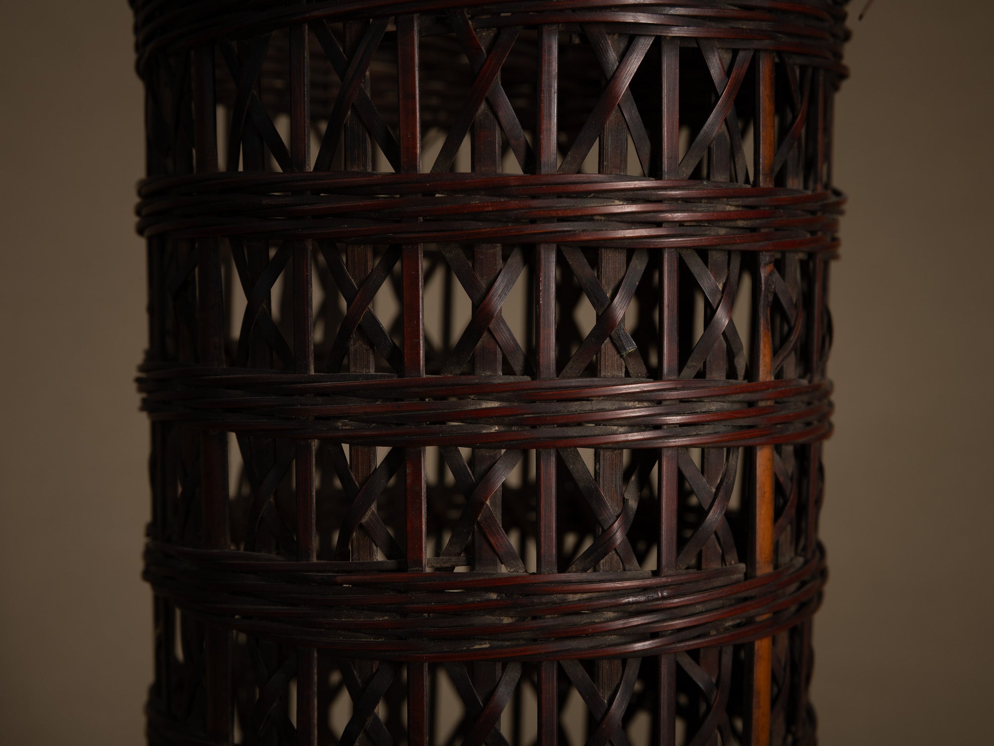 Hanakago, haut panier à anse pour l'ikebana, Japon (Ére Taishō / Début ère Shōwa)..Huge Hanakago Ikebana bamboo basket with wood handle, Japan (Taishō era / early Shōwa era)