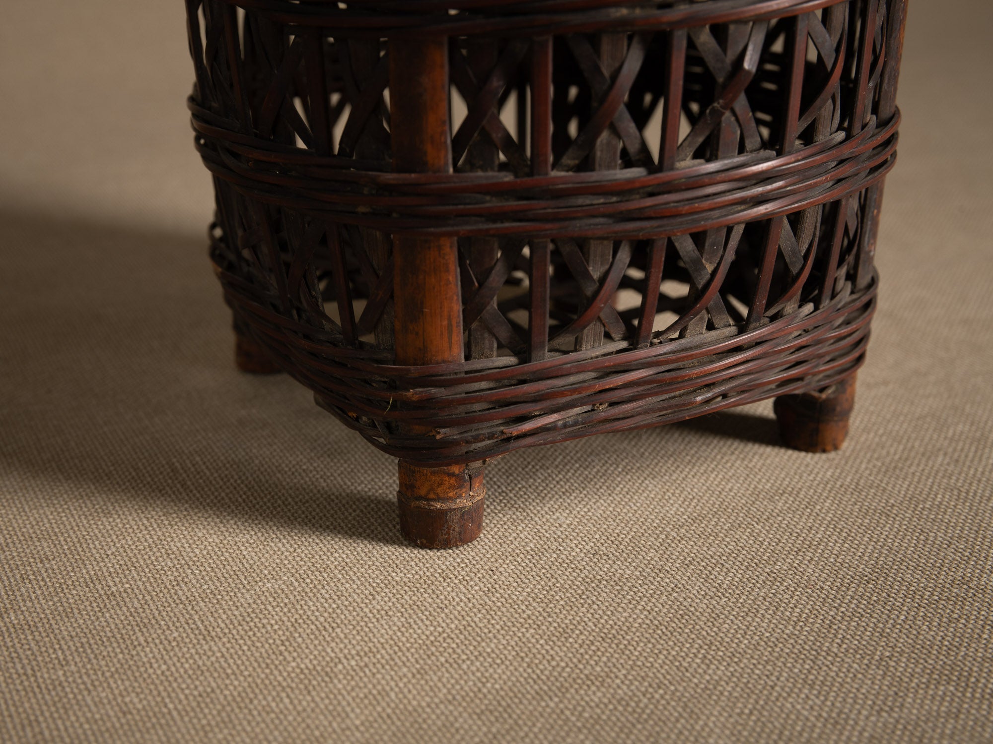 Hanakago, haut panier à anse pour l'ikebana, Japon (Ére Taishō / Début ère Shōwa)..Huge Hanakago Ikebana bamboo basket with wood handle, Japan (Taishō era / early Shōwa era)