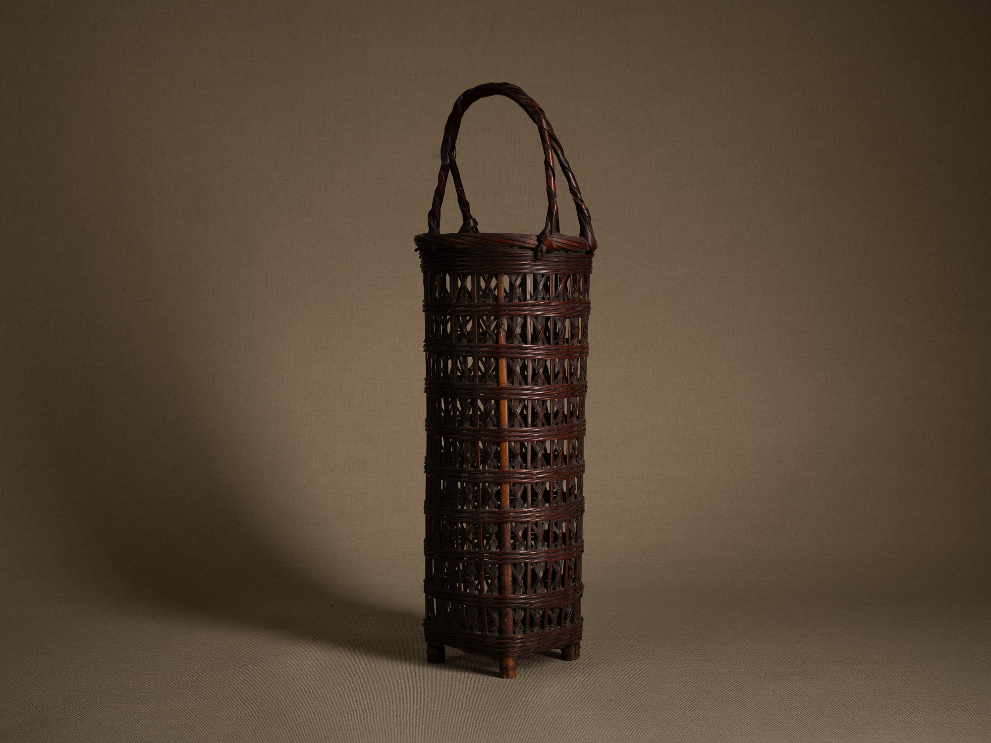 Hanakago, haut panier à anse pour l'ikebana, Japon (Ére Taishō / Début ère Shōwa)..Huge Hanakago Ikebana bamboo basket with wood handle, Japan (Taishō era / early Shōwa era)