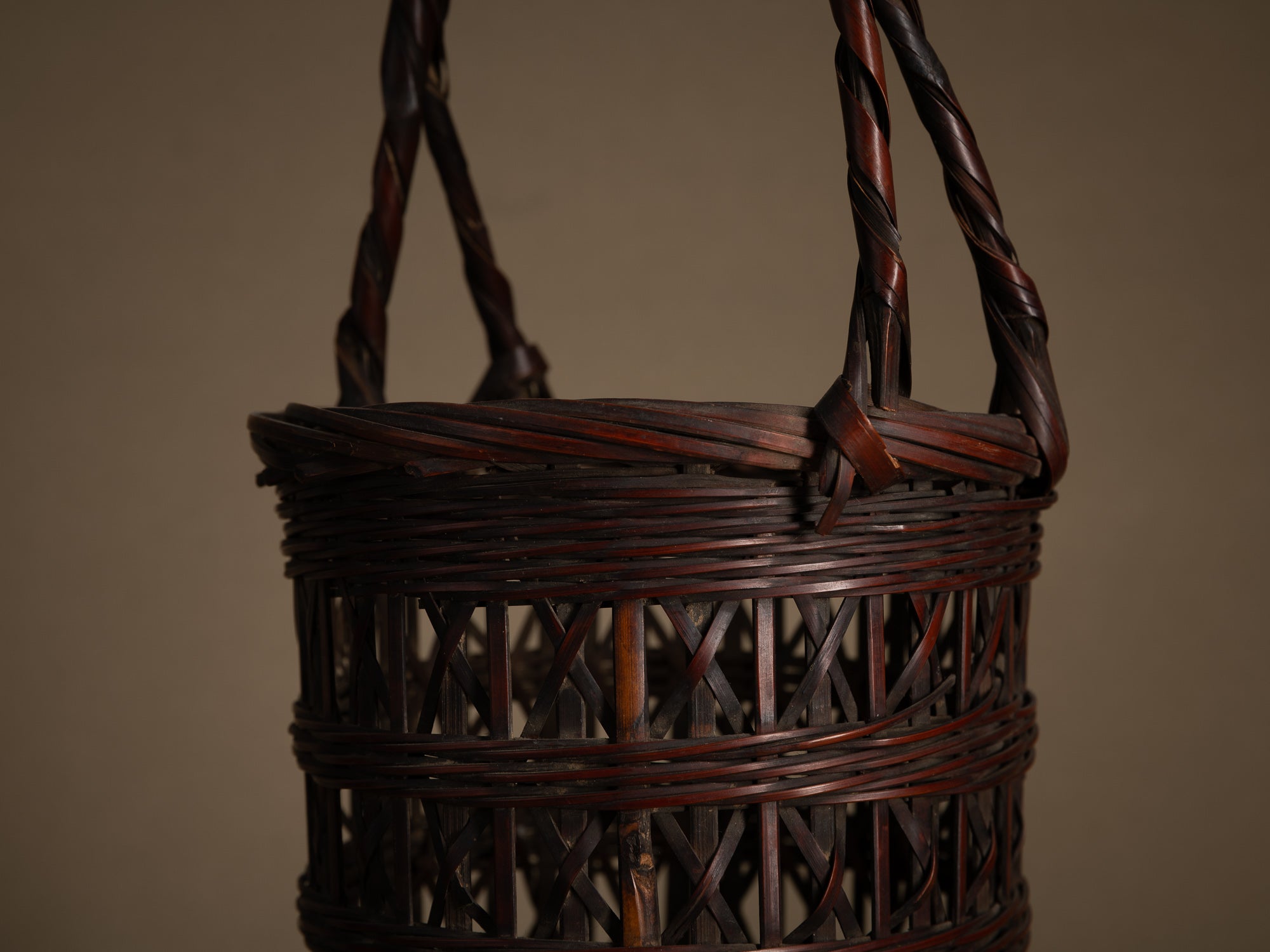 Hanakago, haut panier à anse pour l'ikebana, Japon (Ére Taishō / Début ère Shōwa)..Huge Hanakago Ikebana bamboo basket with wood handle, Japan (Taishō era / early Shōwa era)