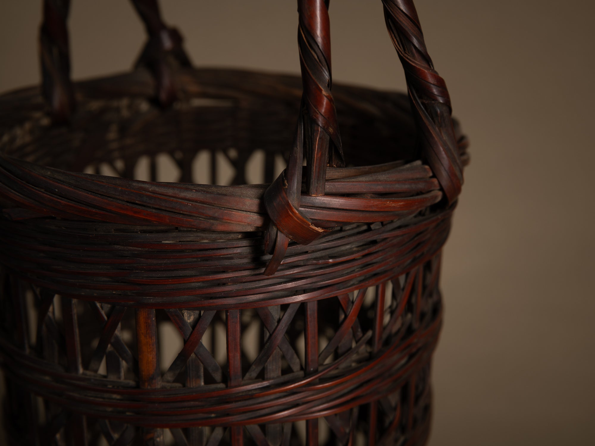 Hanakago, haut panier à anse pour l'ikebana, Japon (Ére Taishō / Début ère Shōwa)..Huge Hanakago Ikebana bamboo basket with wood handle, Japan (Taishō era / early Shōwa era)