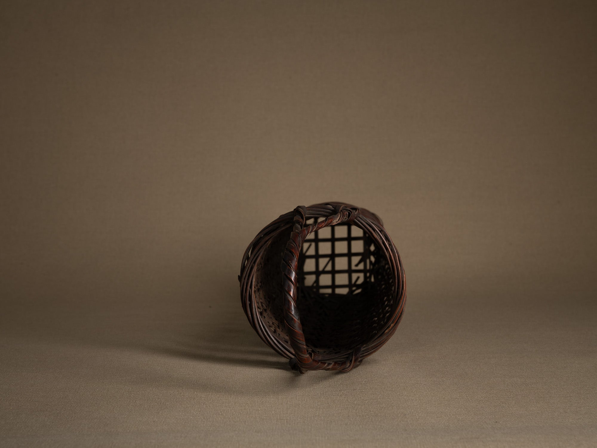Hanakago, haut panier à anse pour l'ikebana, Japon (Ére Taishō / Début ère Shōwa)..Huge Hanakago Ikebana bamboo basket with wood handle, Japan (Taishō era / early Shōwa era)