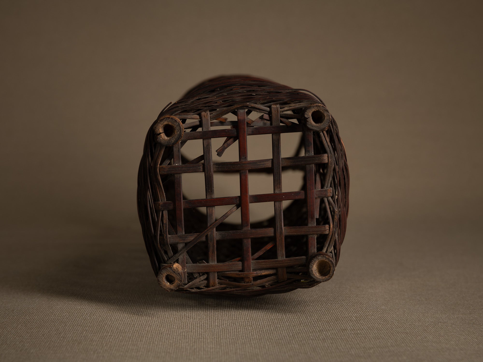 Hanakago, haut panier à anse pour l'ikebana, Japon (Ére Taishō / Début ère Shōwa)..Huge Hanakago Ikebana bamboo basket with wood handle, Japan (Taishō era / early Shōwa era)