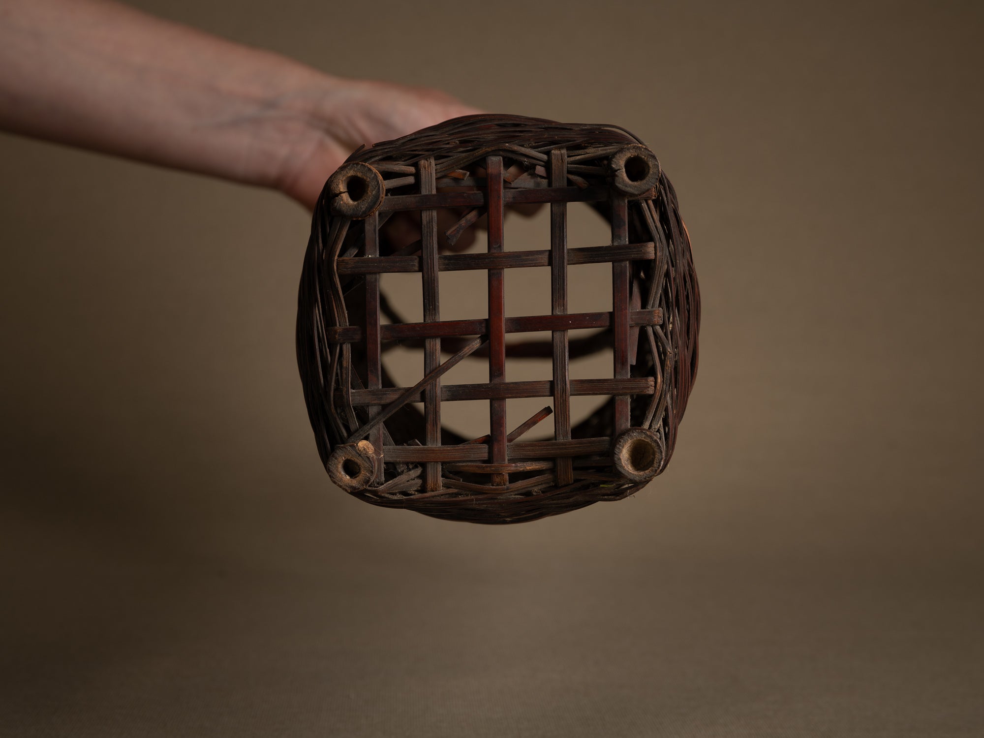 Hanakago, haut panier à anse pour l'ikebana, Japon (Ére Taishō / Début ère Shōwa)..Huge Hanakago Ikebana bamboo basket with wood handle, Japan (Taishō era / early Shōwa era)