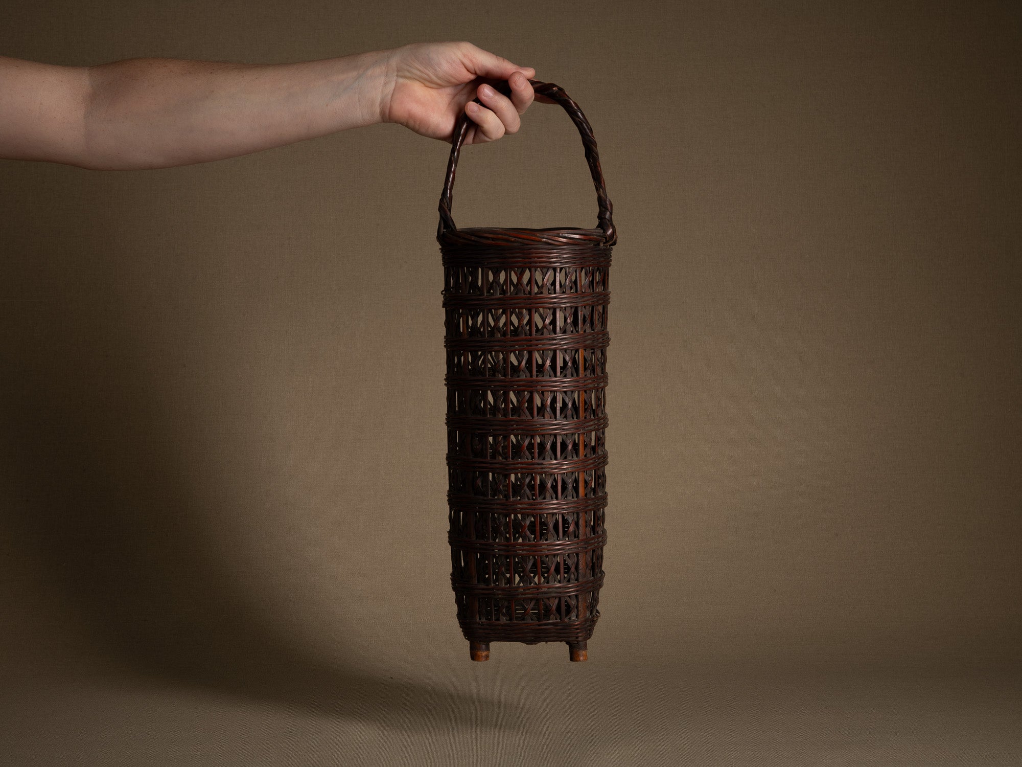 Hanakago, haut panier à anse pour l'ikebana, Japon (Ére Taishō / Début ère Shōwa)..Huge Hanakago Ikebana bamboo basket with wood handle, Japan (Taishō era / early Shōwa era)