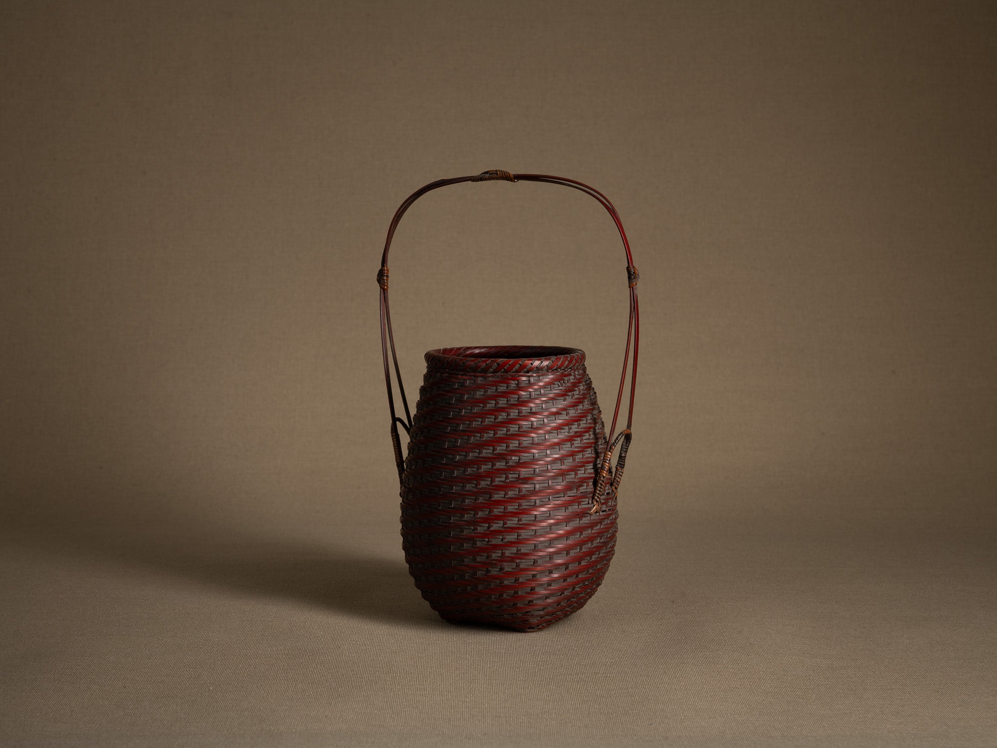 Hanakago, panier ovoïde à anse pour l'ikebana, Japon (début Ère Shōwa)..Ovoid Hanakago Ikebana bamboo basket with handle, Japan (early Shōwa era)