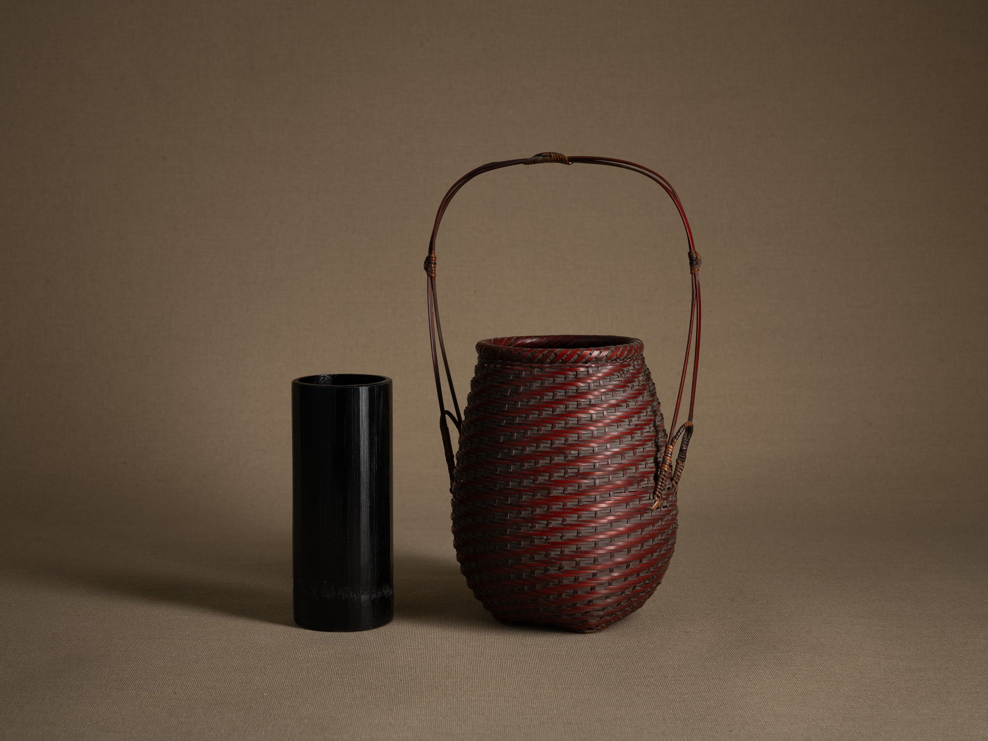 Hanakago, panier ovoïde à anse pour l'ikebana, Japon (début Ère Shōwa)..Ovoid Hanakago Ikebana bamboo basket with handle, Japan (early Shōwa era)