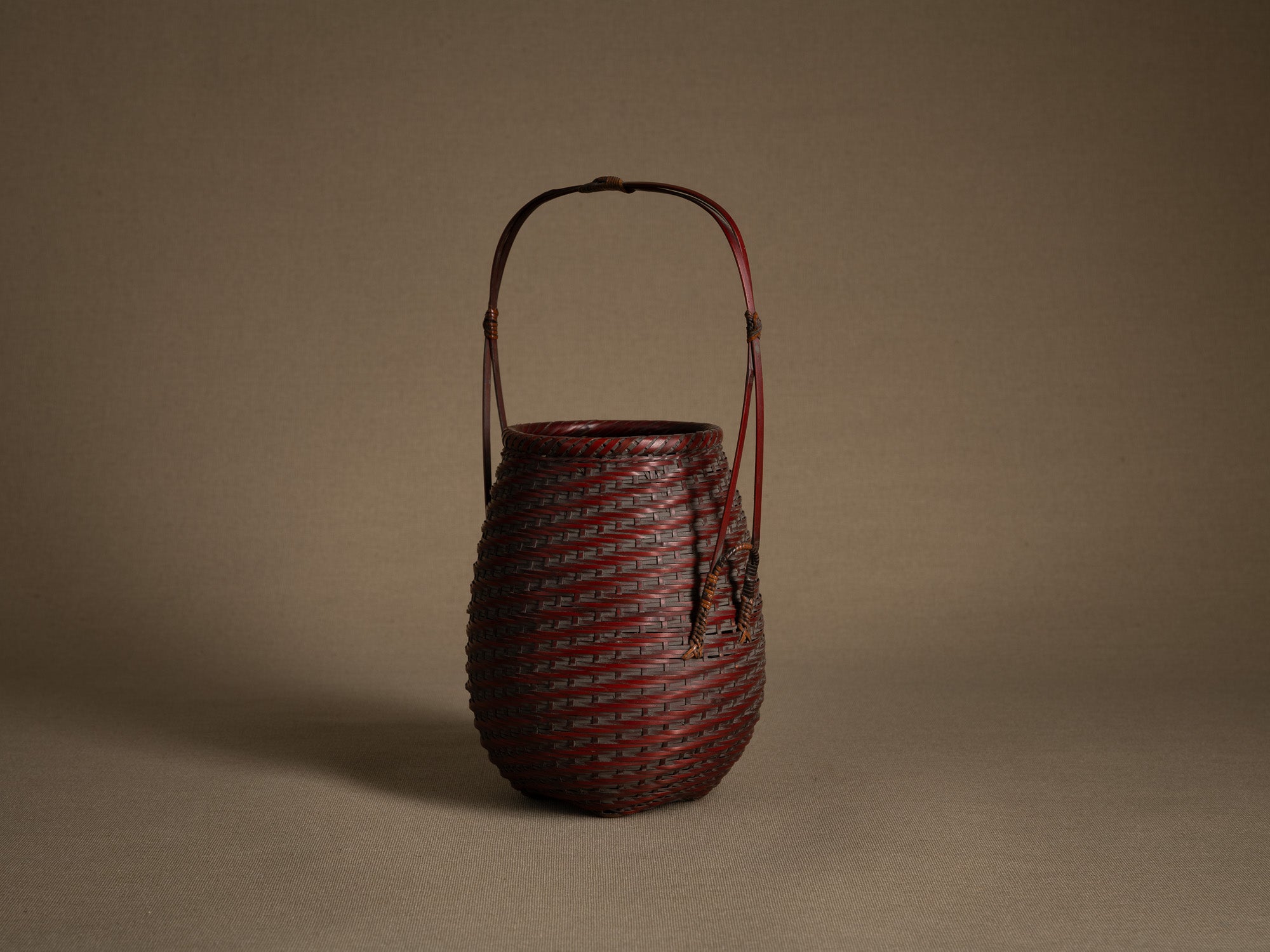 Hanakago, panier ovoïde à anse pour l'ikebana, Japon (début Ère Shōwa)..Ovoid Hanakago Ikebana bamboo basket with handle, Japan (early Shōwa era)