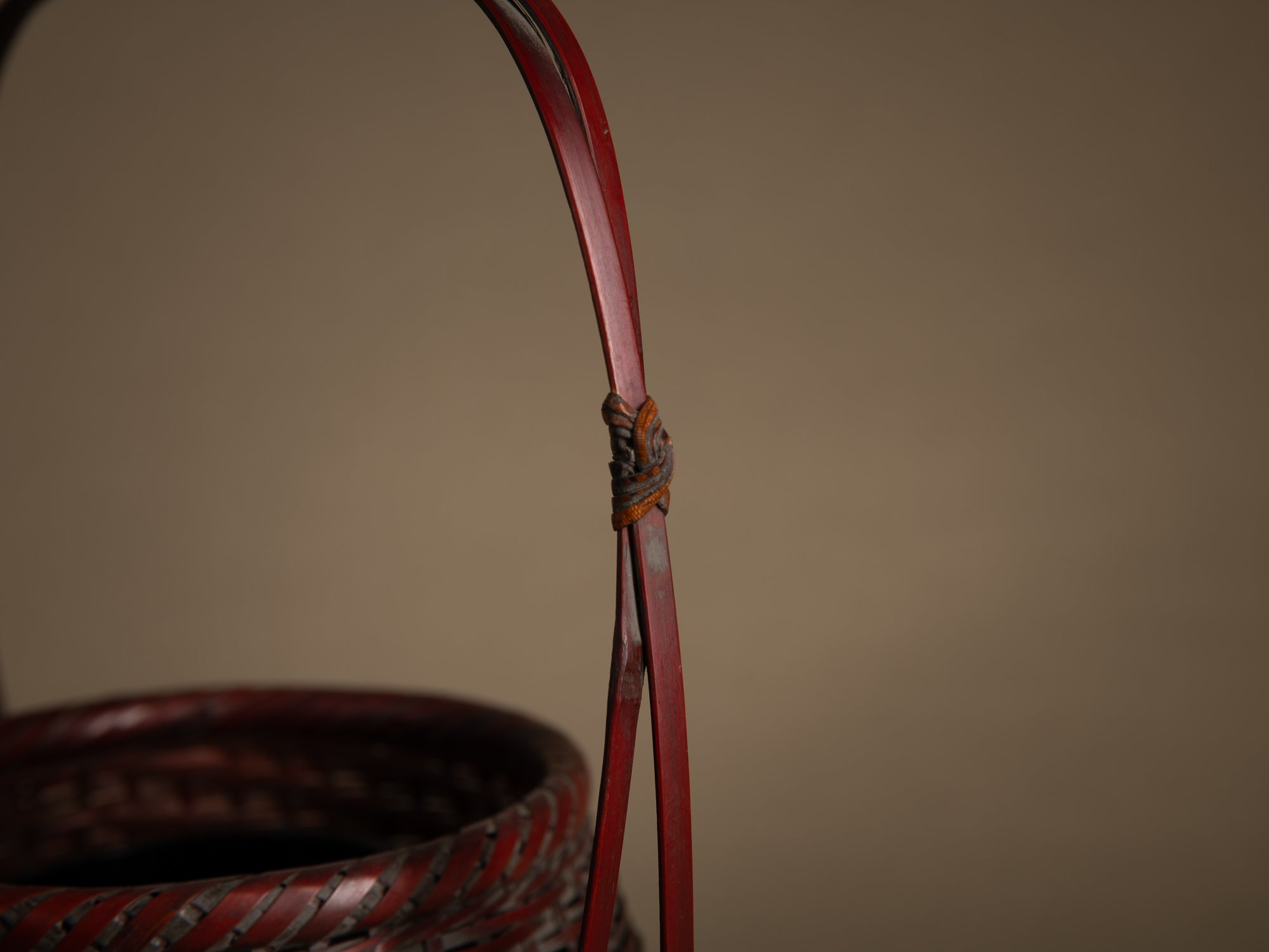 Hanakago, panier ovoïde à anse pour l'ikebana, Japon (début Ère Shōwa)..Ovoid Hanakago Ikebana bamboo basket with handle, Japan (early Shōwa era)