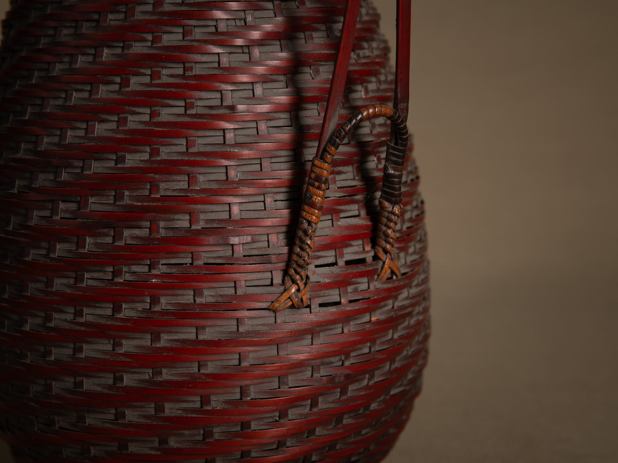 Hanakago, panier ovoïde à anse pour l'ikebana, Japon (début Ère Shōwa)..Ovoid Hanakago Ikebana bamboo basket with handle, Japan (early Shōwa era)