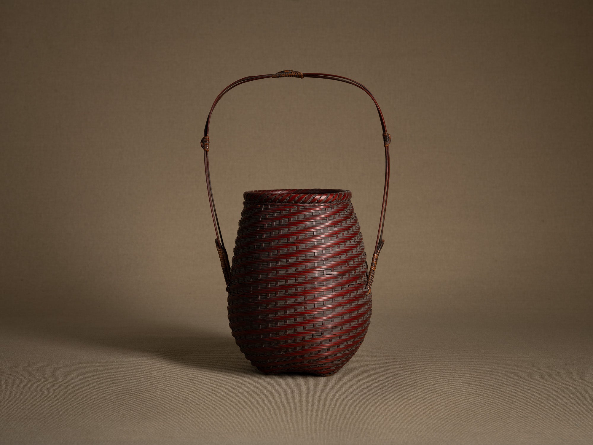 Hanakago, panier ovoïde à anse pour l'ikebana, Japon (début Ère Shōwa)..Ovoid Hanakago Ikebana bamboo basket with handle, Japan (early Shōwa era)