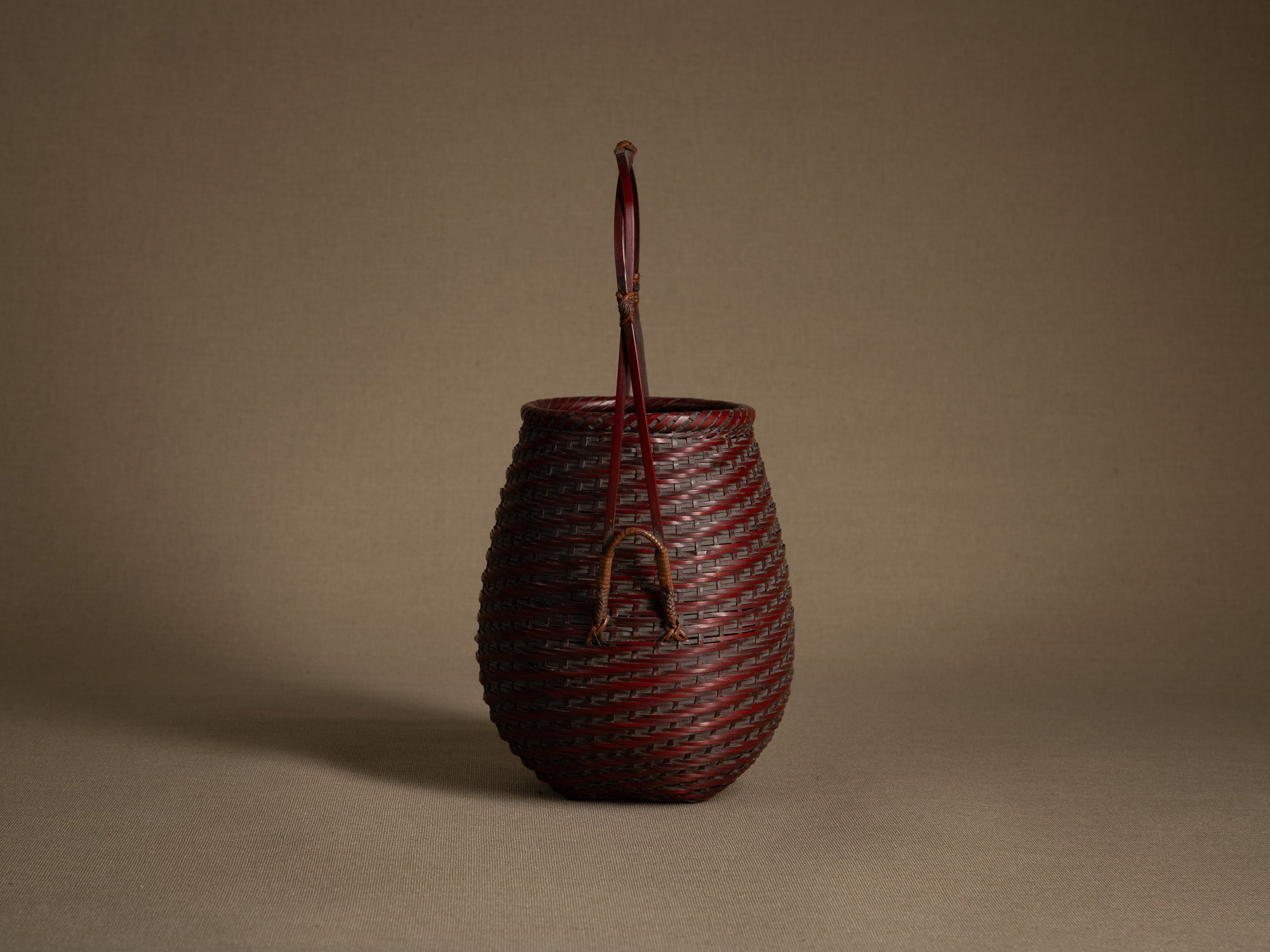 Hanakago, panier ovoïde à anse pour l'ikebana, Japon (début Ère Shōwa)..Ovoid Hanakago Ikebana bamboo basket with handle, Japan (early Shōwa era)