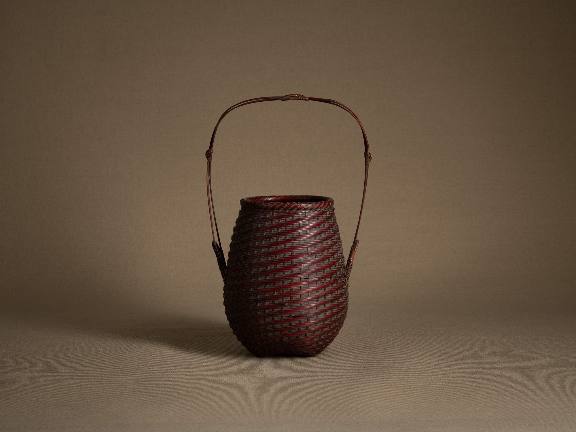 Hanakago, panier ovoïde à anse pour l'ikebana, Japon (début Ère Shōwa)..Ovoid Hanakago Ikebana bamboo basket with handle, Japan (early Shōwa era)